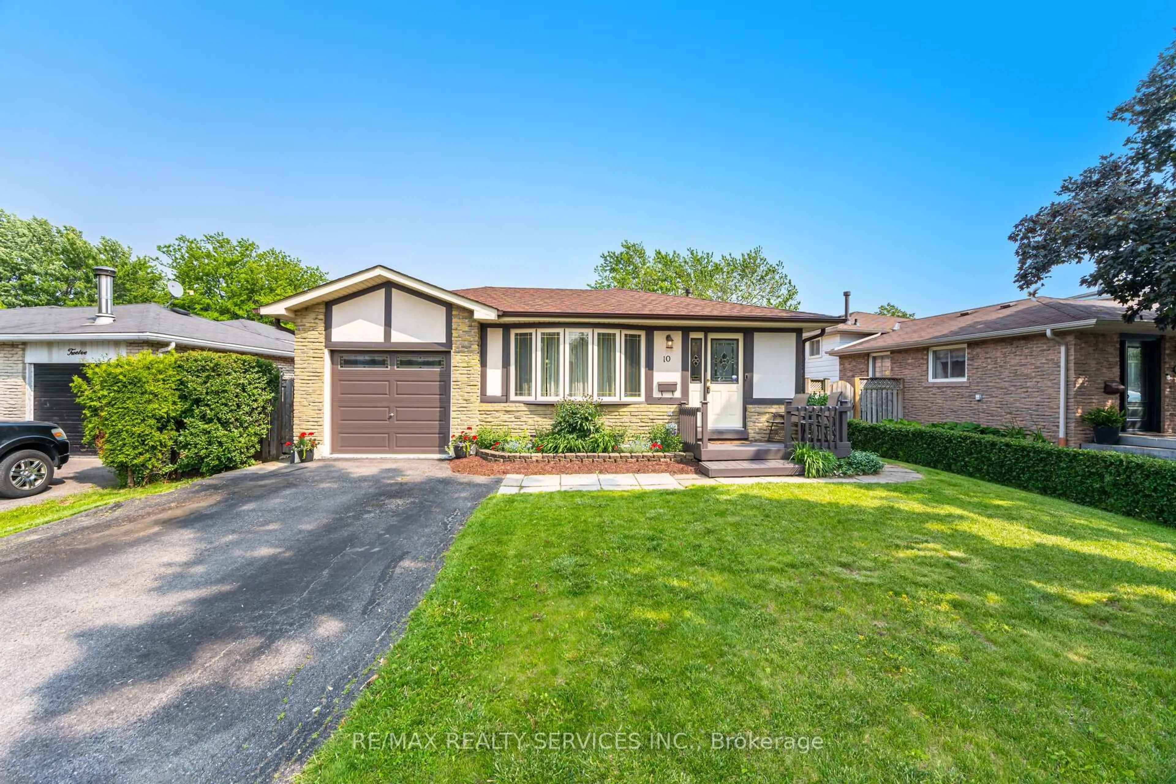 Home with vinyl exterior material, street for 10 Gatewood Dr, Brampton Ontario L6S 1Y9