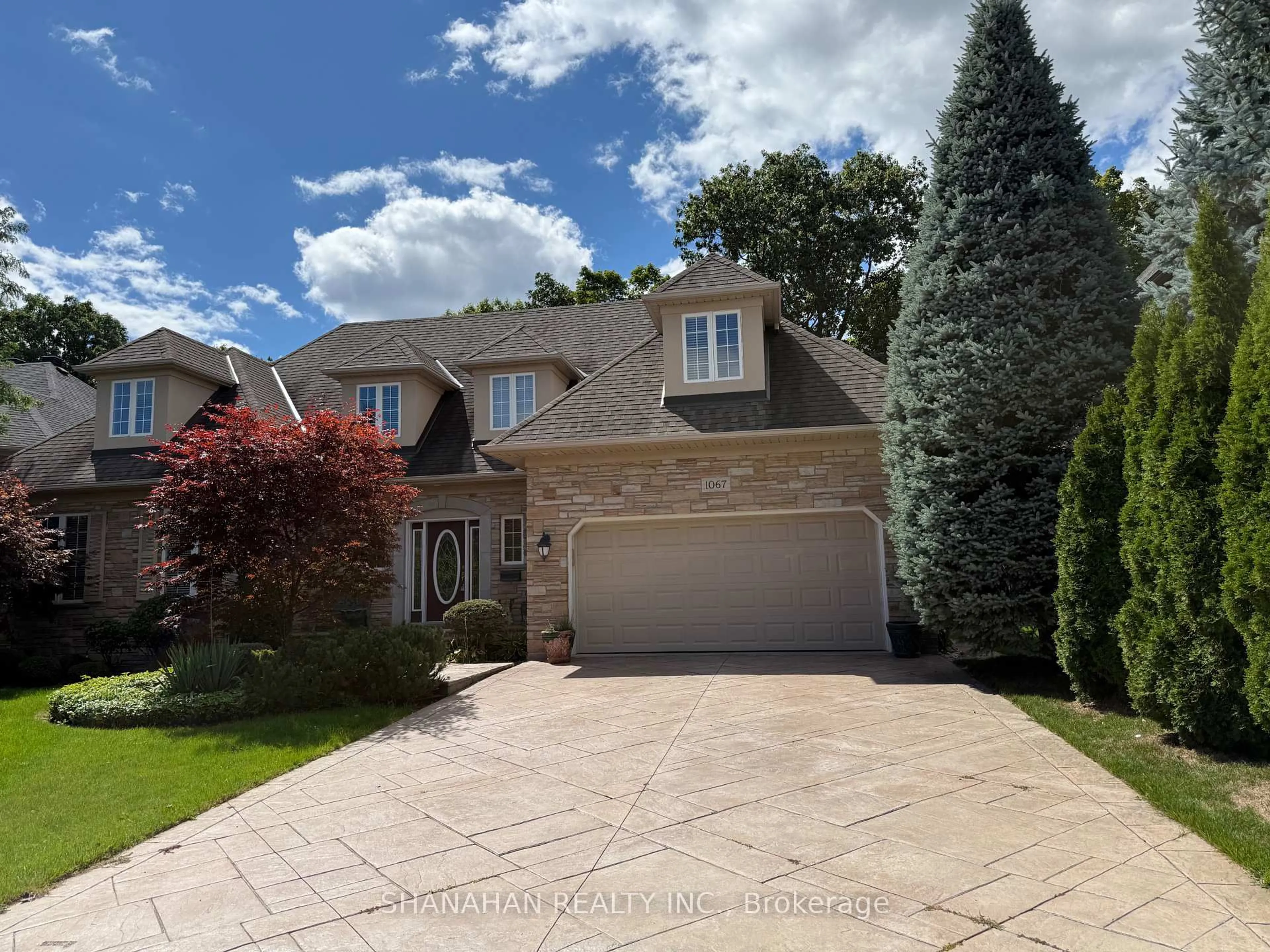 A pic from outside/outdoor area/front of a property/back of a property/a pic from drone, street for 1067 Forestvale Dr, Burlington Ontario L7P 4W4