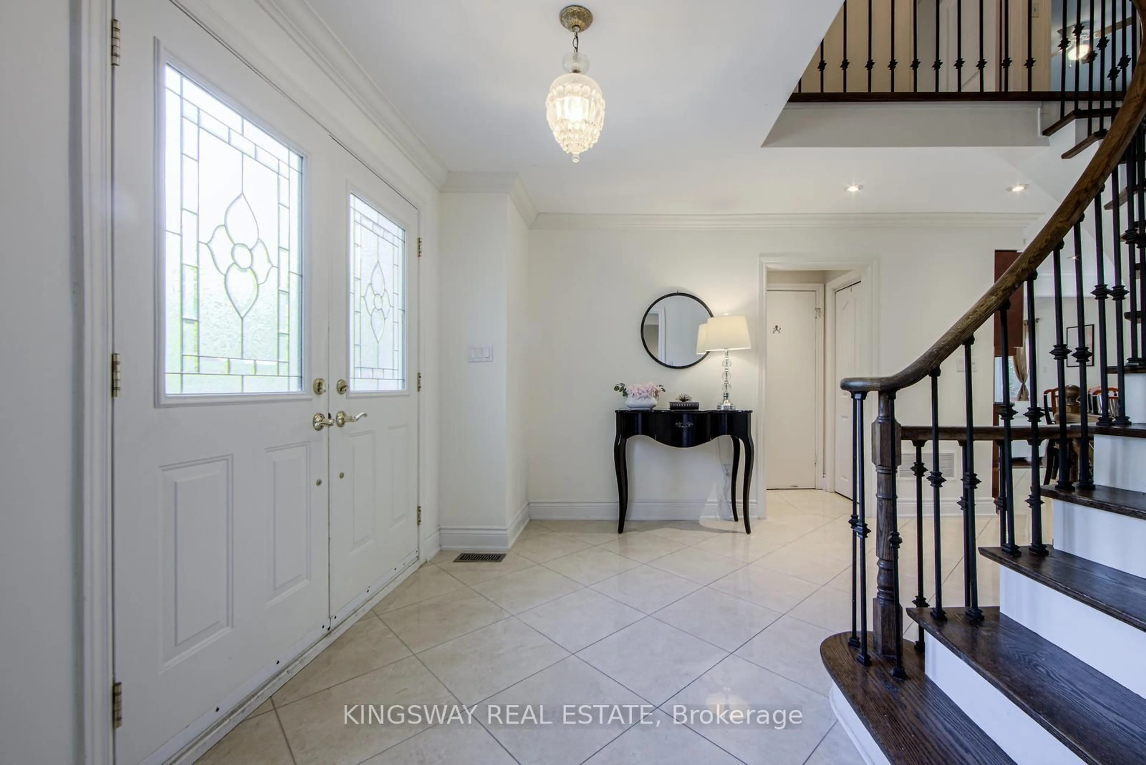 Indoor entryway for 1368 Bunsden Ave, Mississauga Ontario L5H 3T9