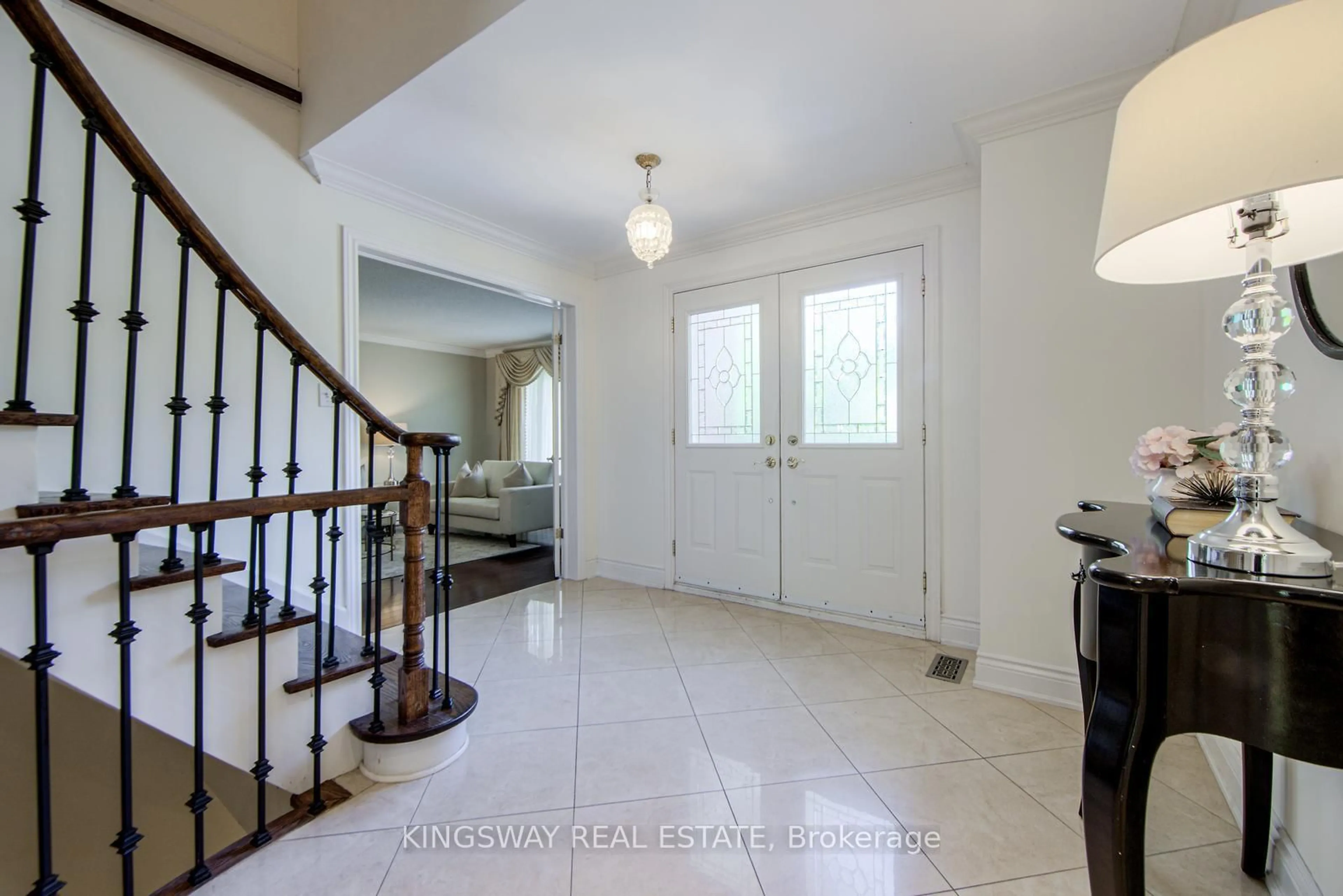 Indoor entryway for 1368 Bunsden Ave, Mississauga Ontario L5H 3T9