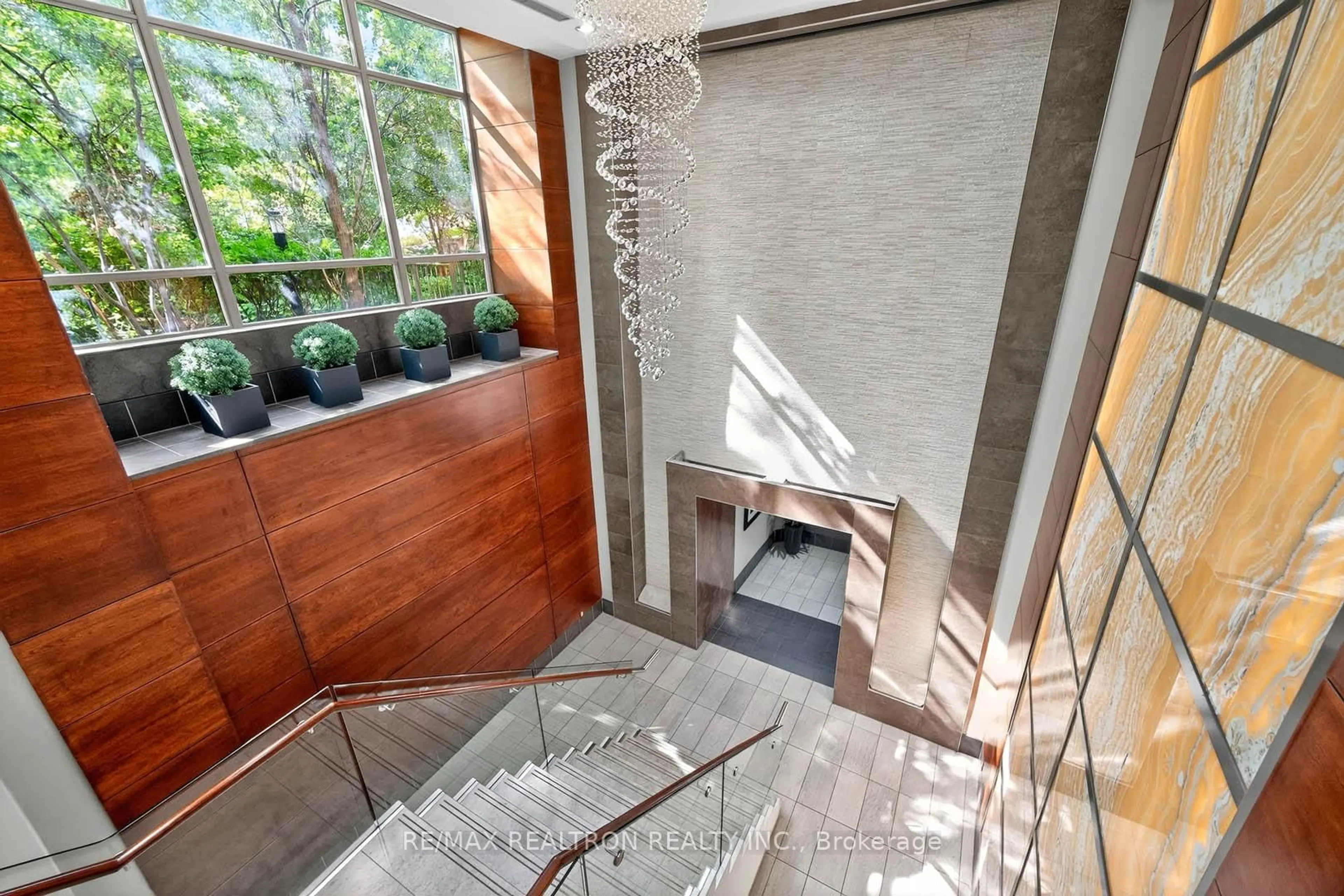 Indoor foyer for 310 Burnhamthorpe Rd #1106, Mississauga Ontario L5B 4P9