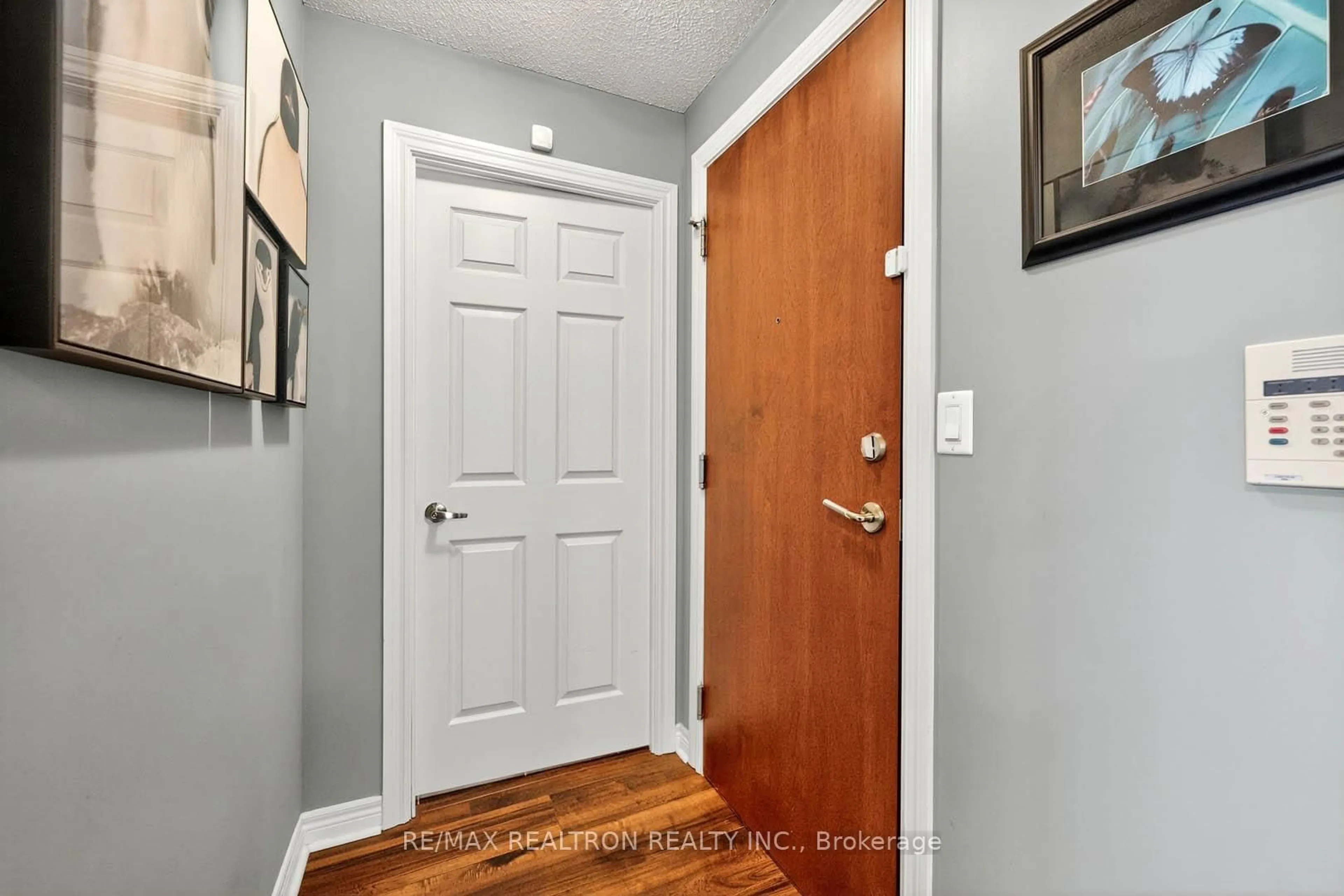 Indoor entryway for 310 Burnhamthorpe Rd #1106, Mississauga Ontario L5B 4P9