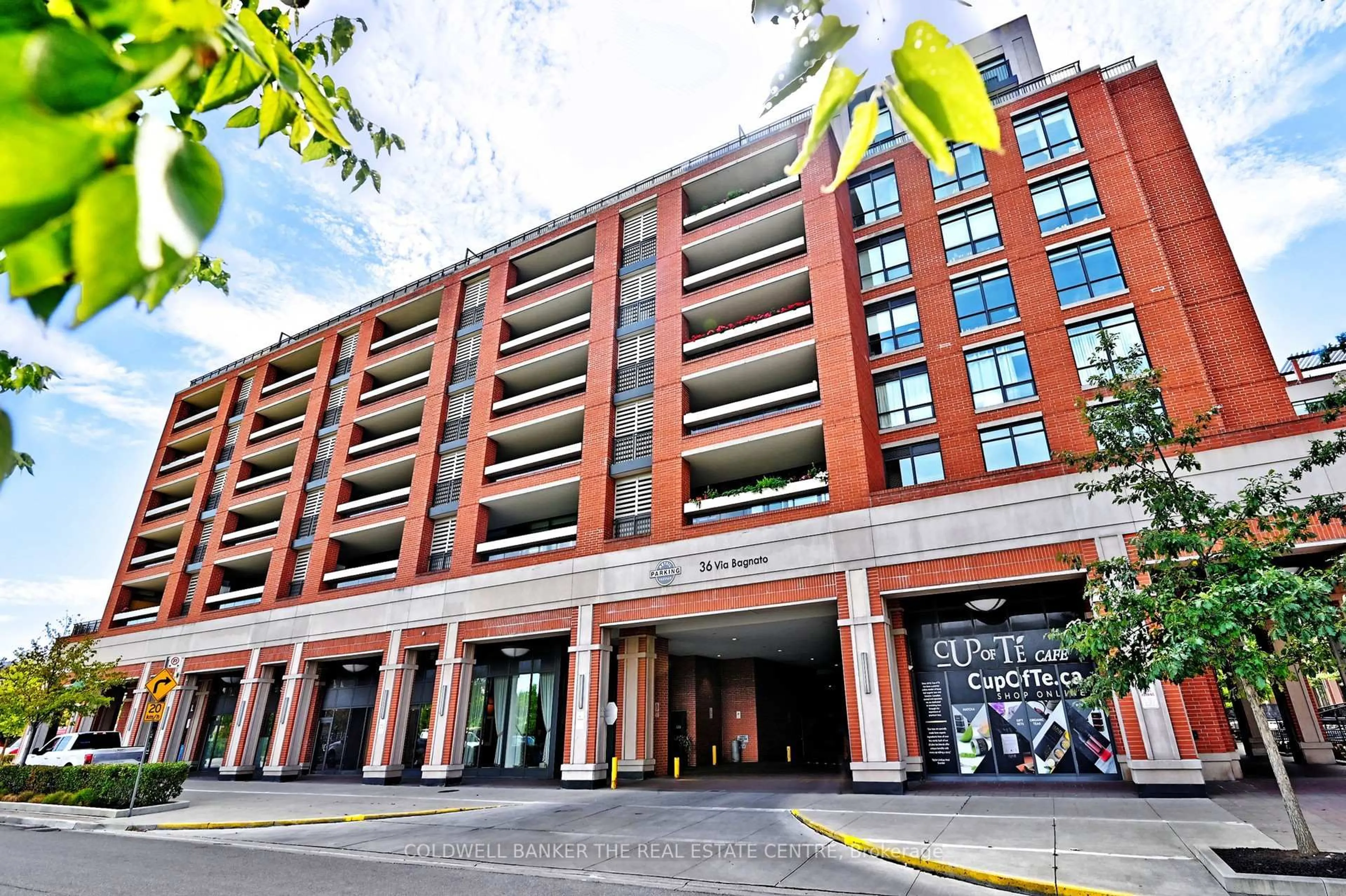 Indoor foyer for 36 Via Bagnato Ave #825, Toronto Ontario M6N 0B7