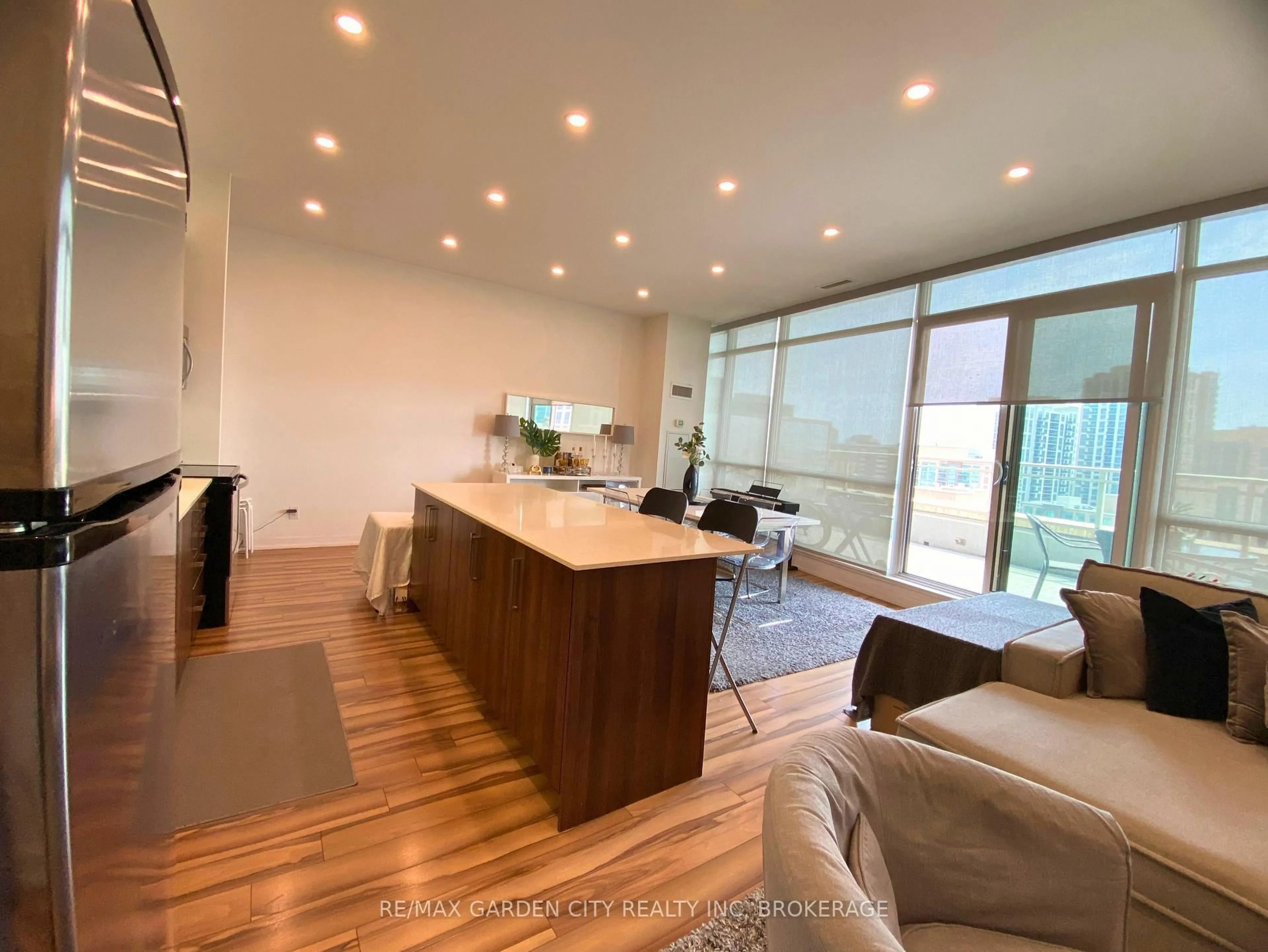 Open concept kitchen, wood/laminate floor for 5101 Dundas St #1402, Toronto Ontario M9A 5G8