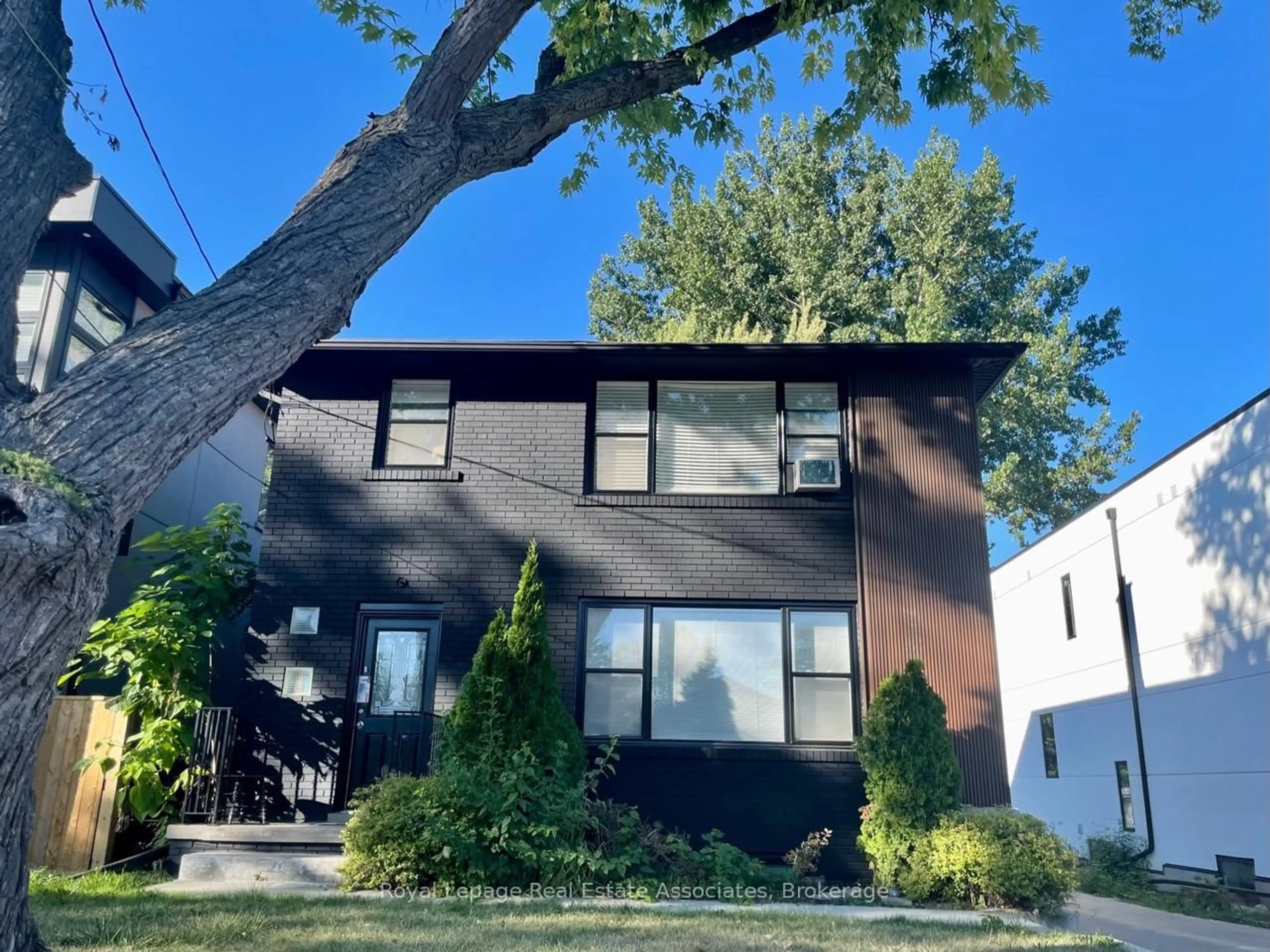 Home with vinyl exterior material, street for 43 Broadview Ave, Mississauga Ontario L5H 2S8