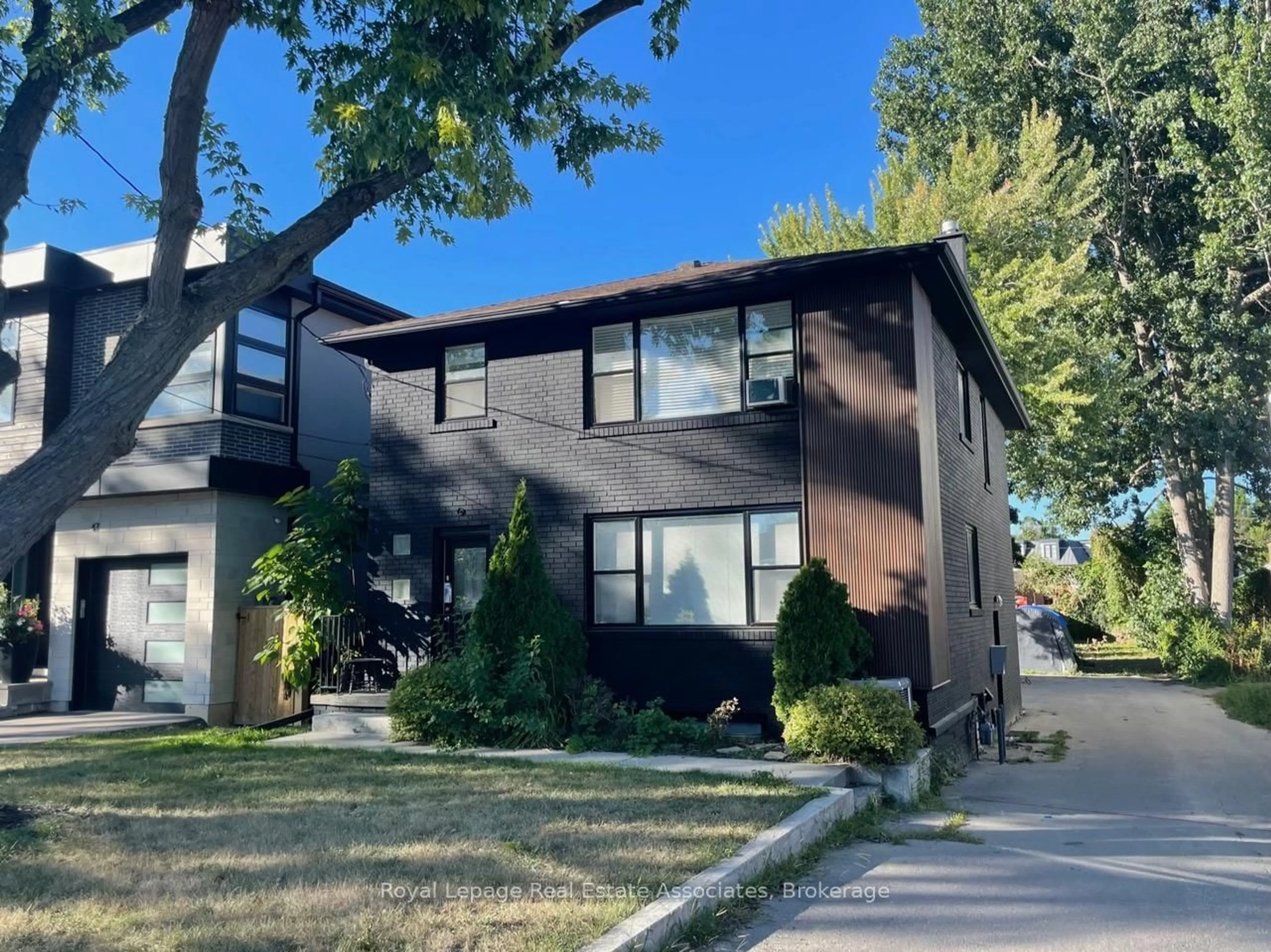 Home with vinyl exterior material, street for 43 Broadview Ave, Mississauga Ontario L5H 2S8