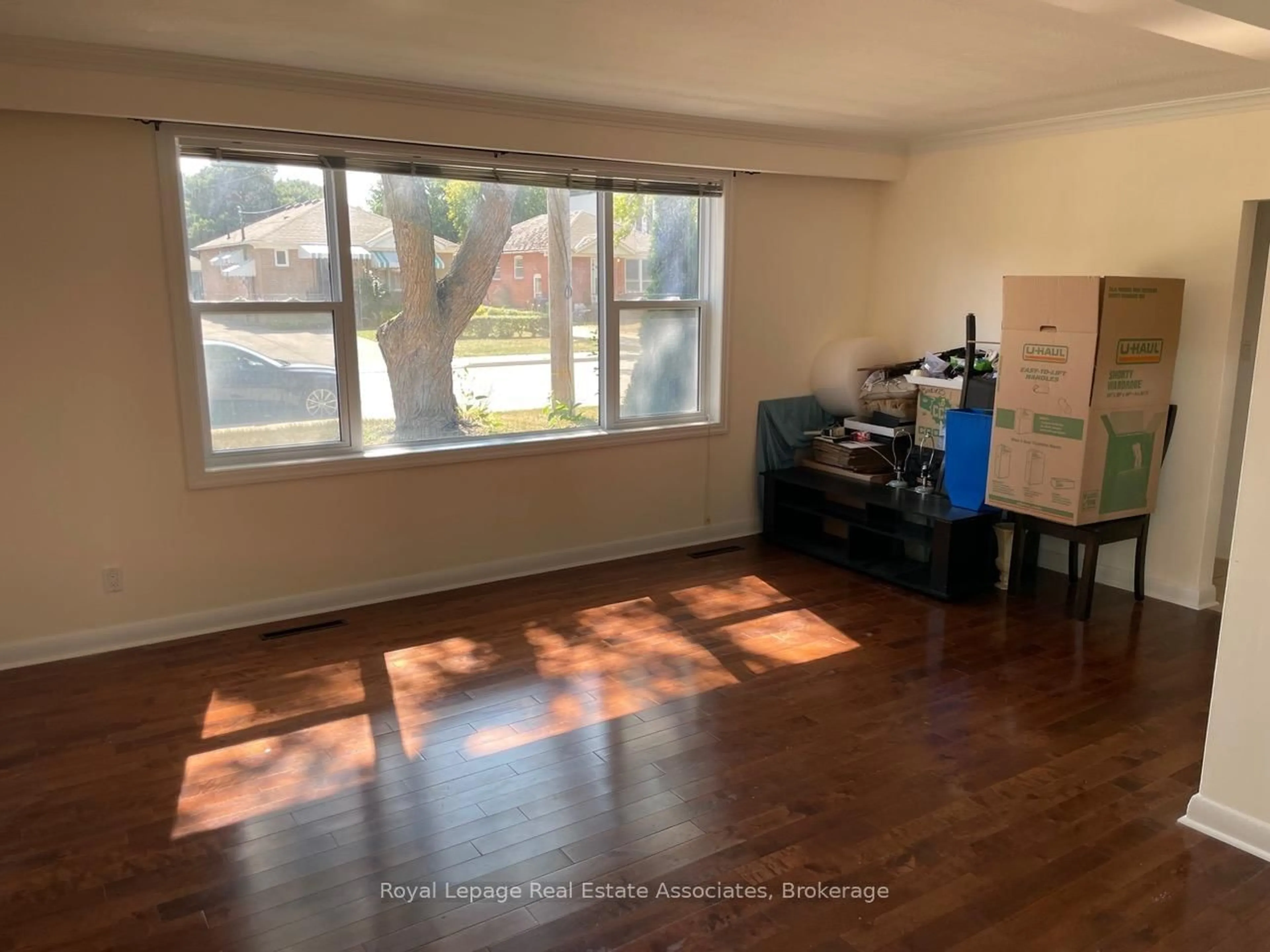 A pic of a room for 43 Broadview Ave, Mississauga Ontario L5H 2S8