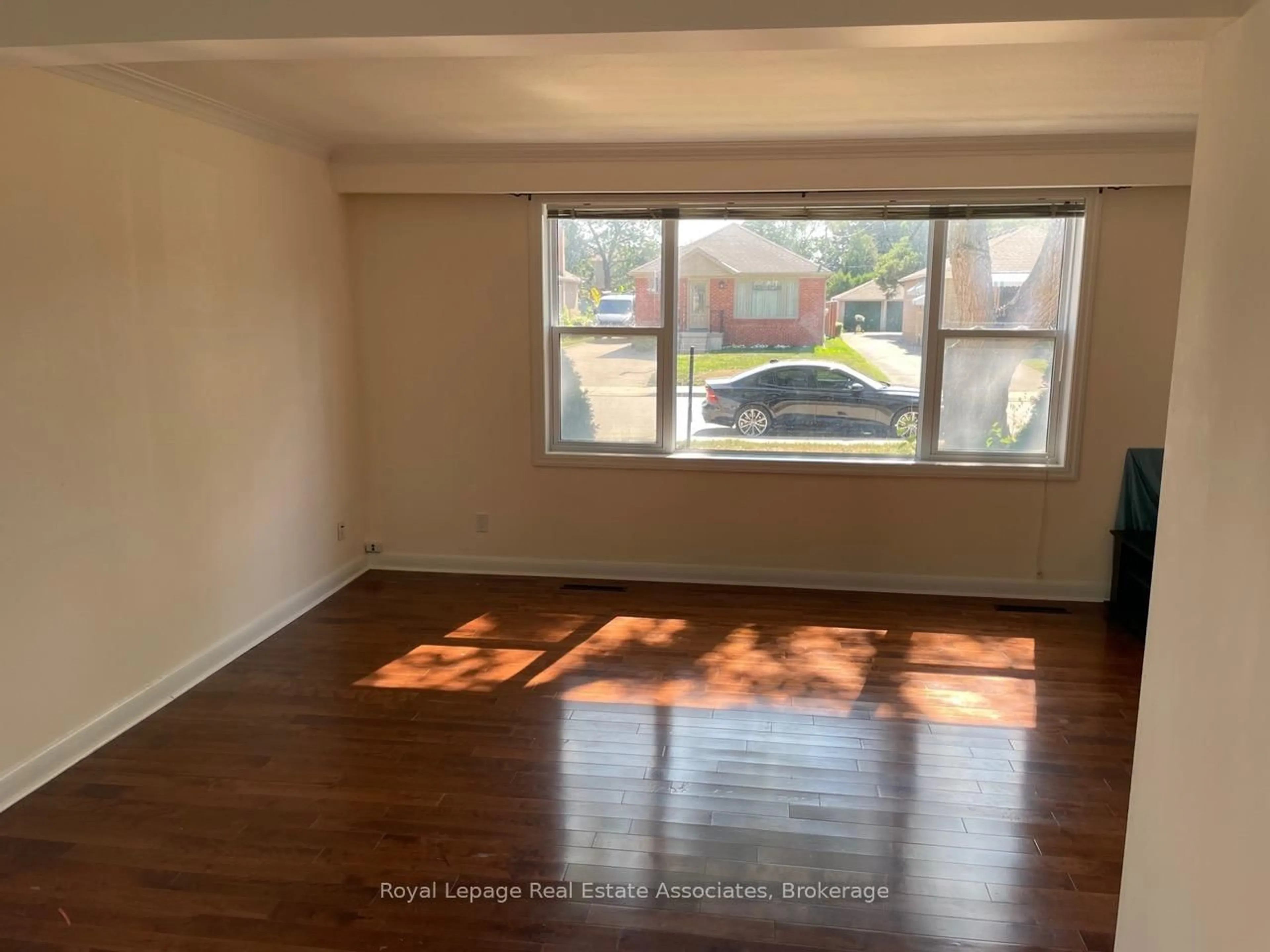A pic of a room for 43 Broadview Ave, Mississauga Ontario L5H 2S8