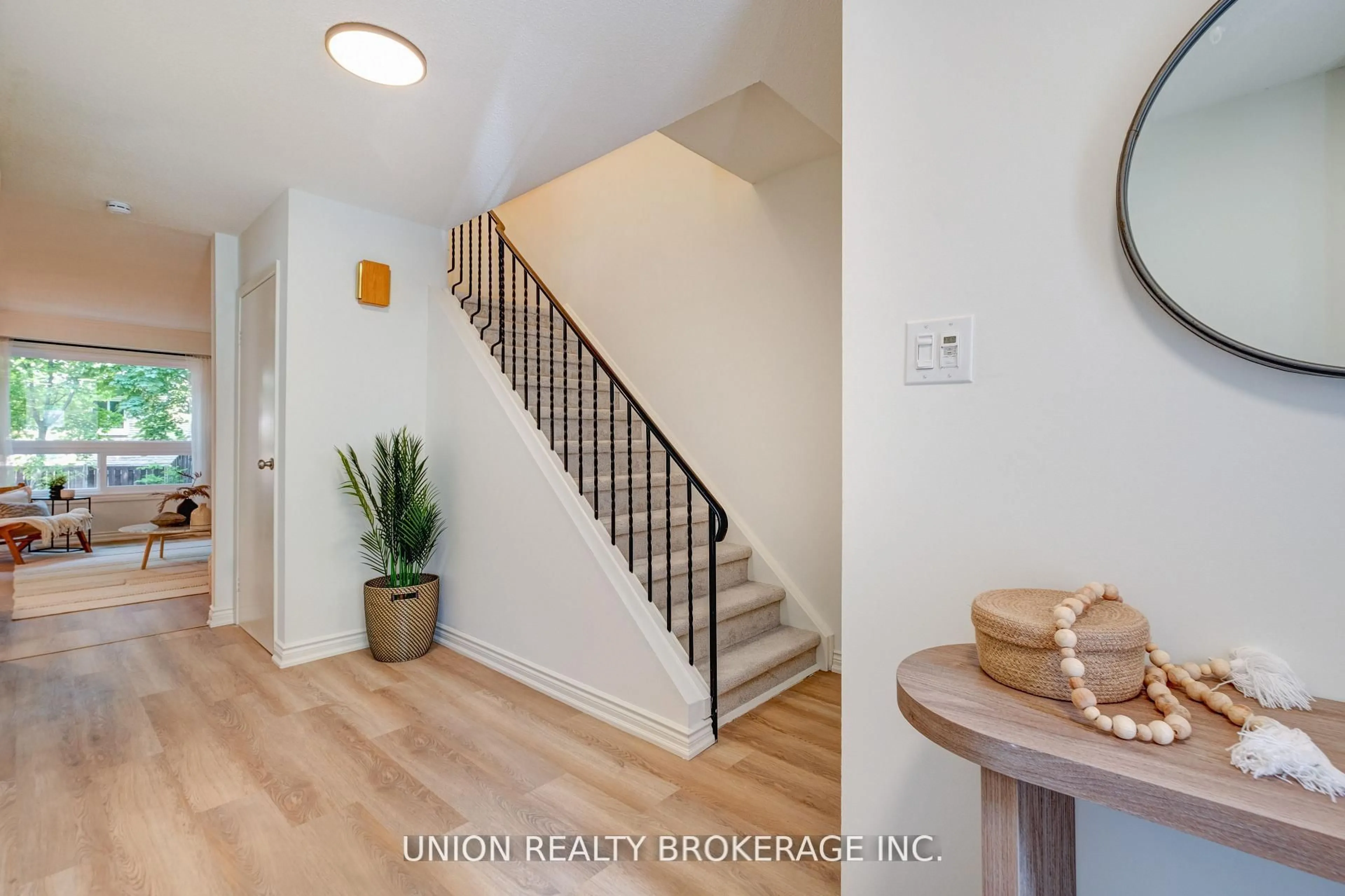 Indoor entryway for 2423 Brasilia Circ, Mississauga Ontario L5N 2E9