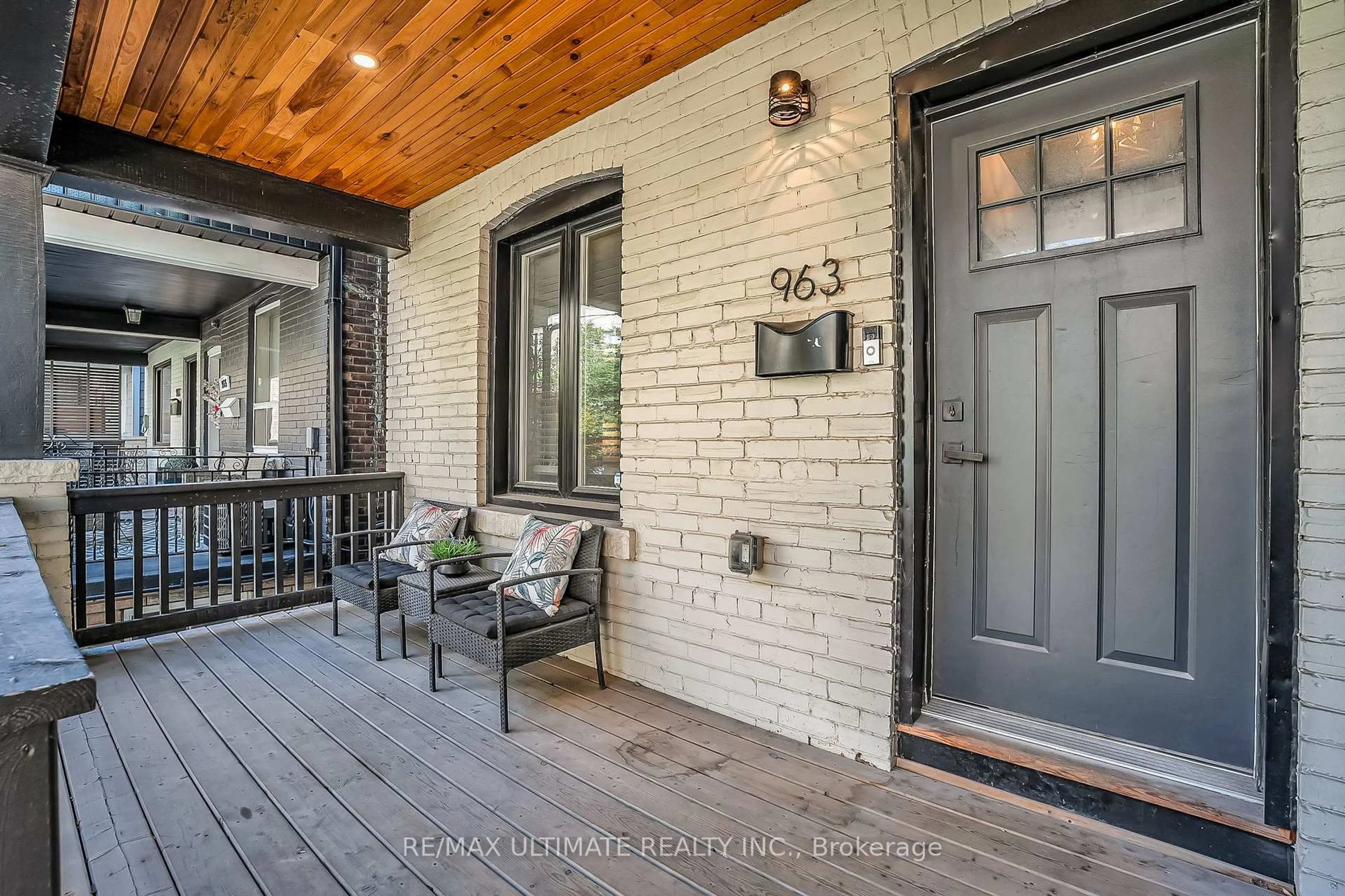 Indoor entryway for 963 Lansdowne Ave, Toronto Ontario M6H 3Z5