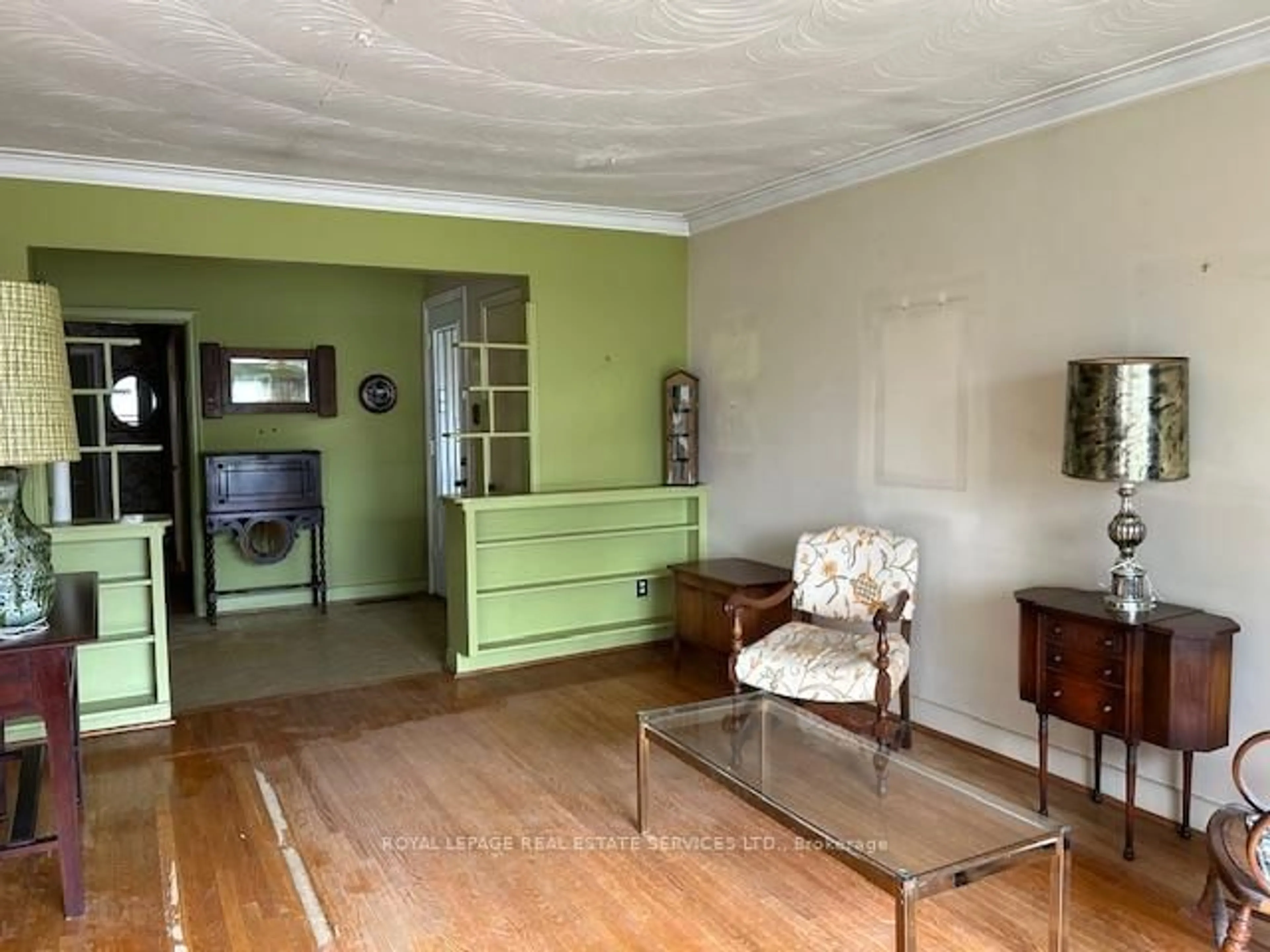 Living room with furniture, unknown for 11 Stockbridge Ave, Toronto Ontario M8Z 4M6