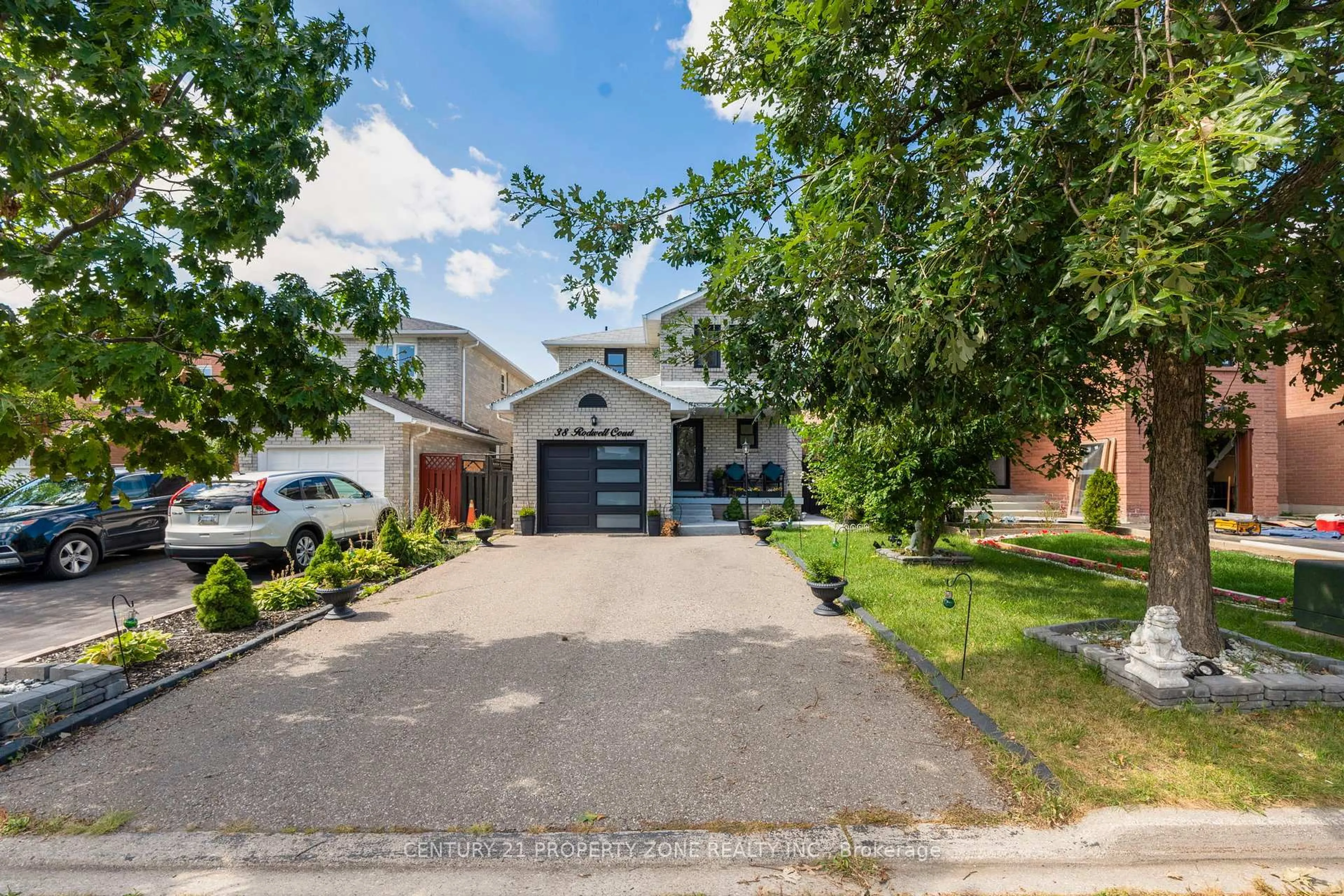 A pic from outside/outdoor area/front of a property/back of a property/a pic from drone, street for 38 Rodwell Crt, Brampton Ontario L6Y 4G7