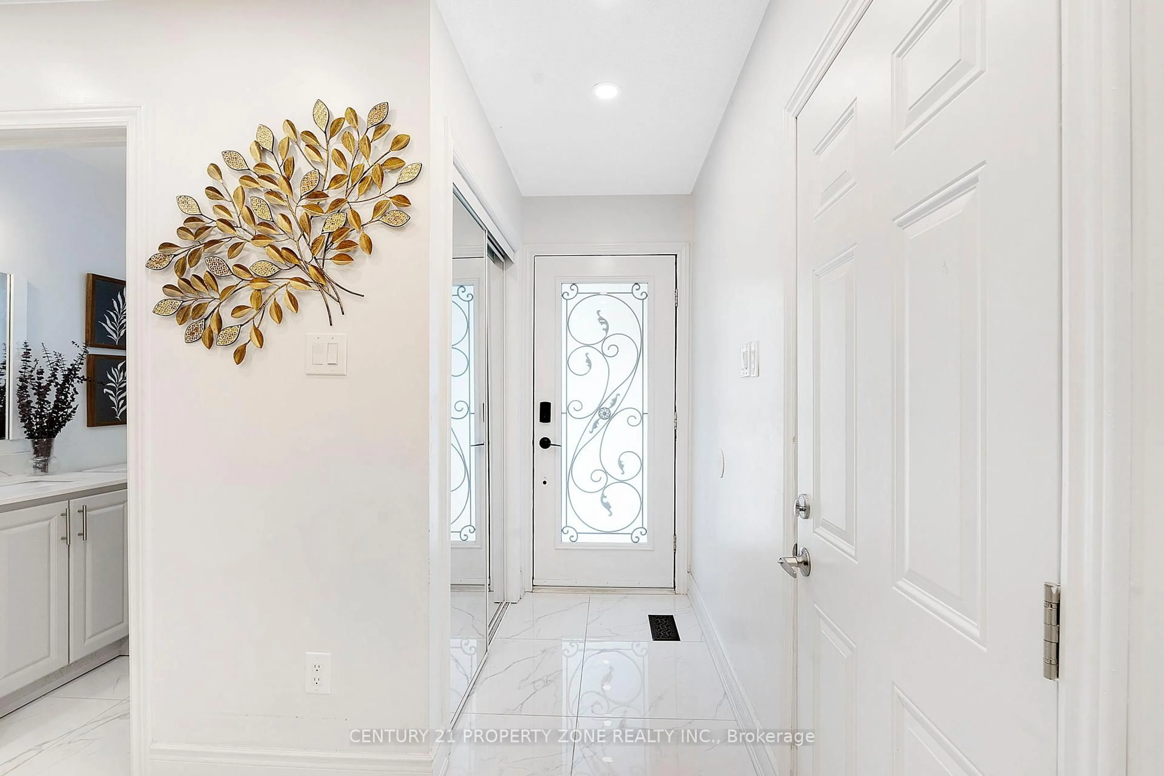 Indoor entryway for 38 Rodwell Crt, Brampton Ontario L6Y 4G7