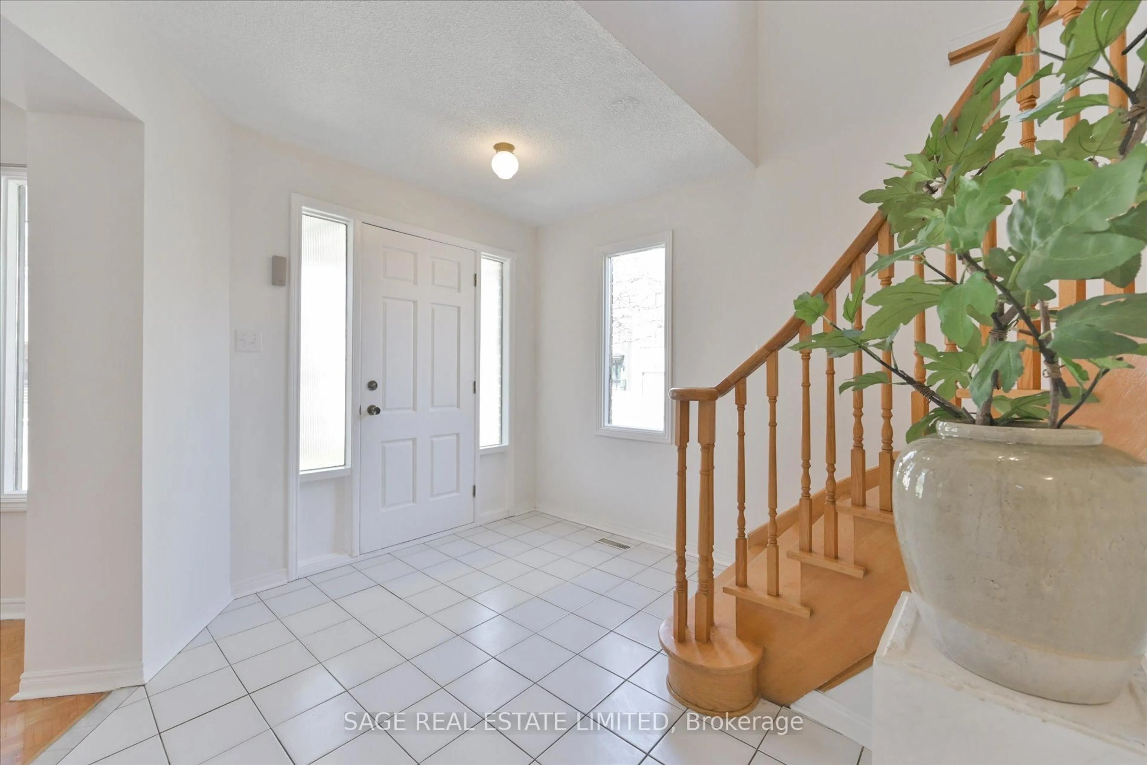 Indoor entryway for 1 Goa Crt, Toronto Ontario M8W 4Y2