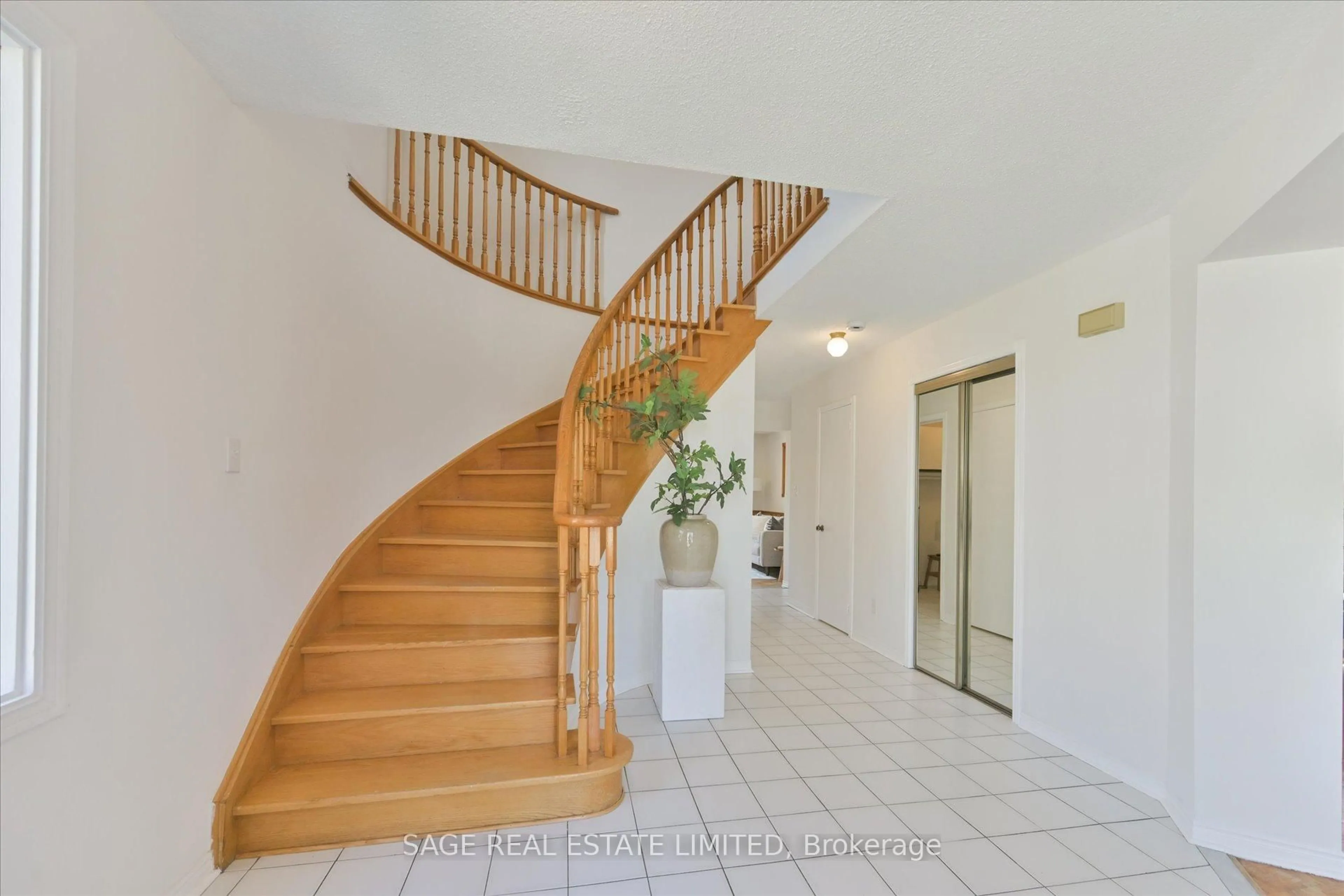Indoor foyer for 1 Goa Crt, Toronto Ontario M8W 4Y2