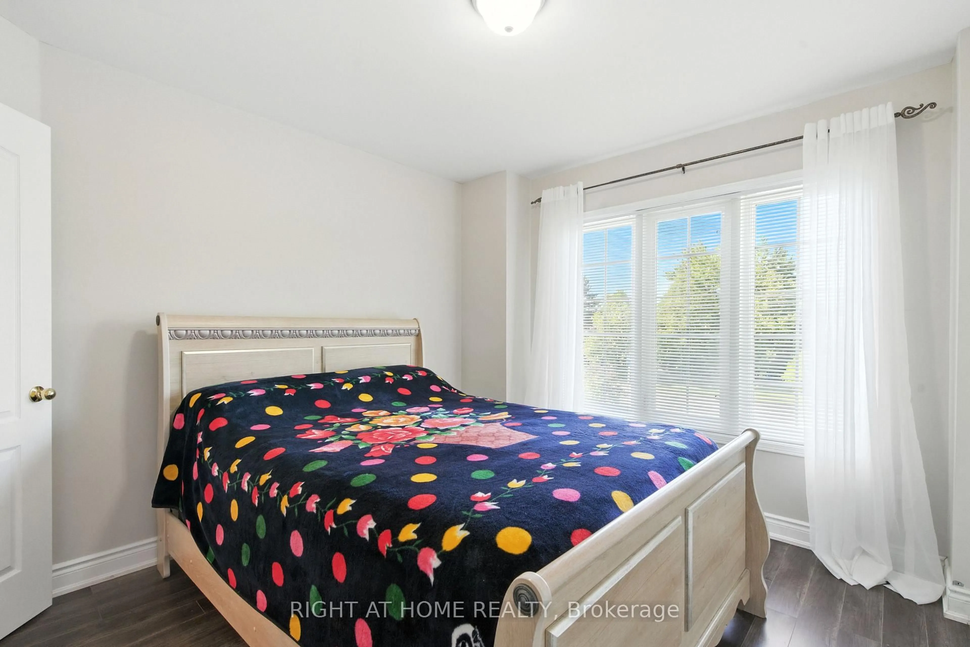 Bedroom with bed, unknown for 1233 Lamont Cres, Milton Ontario L9T 6W5