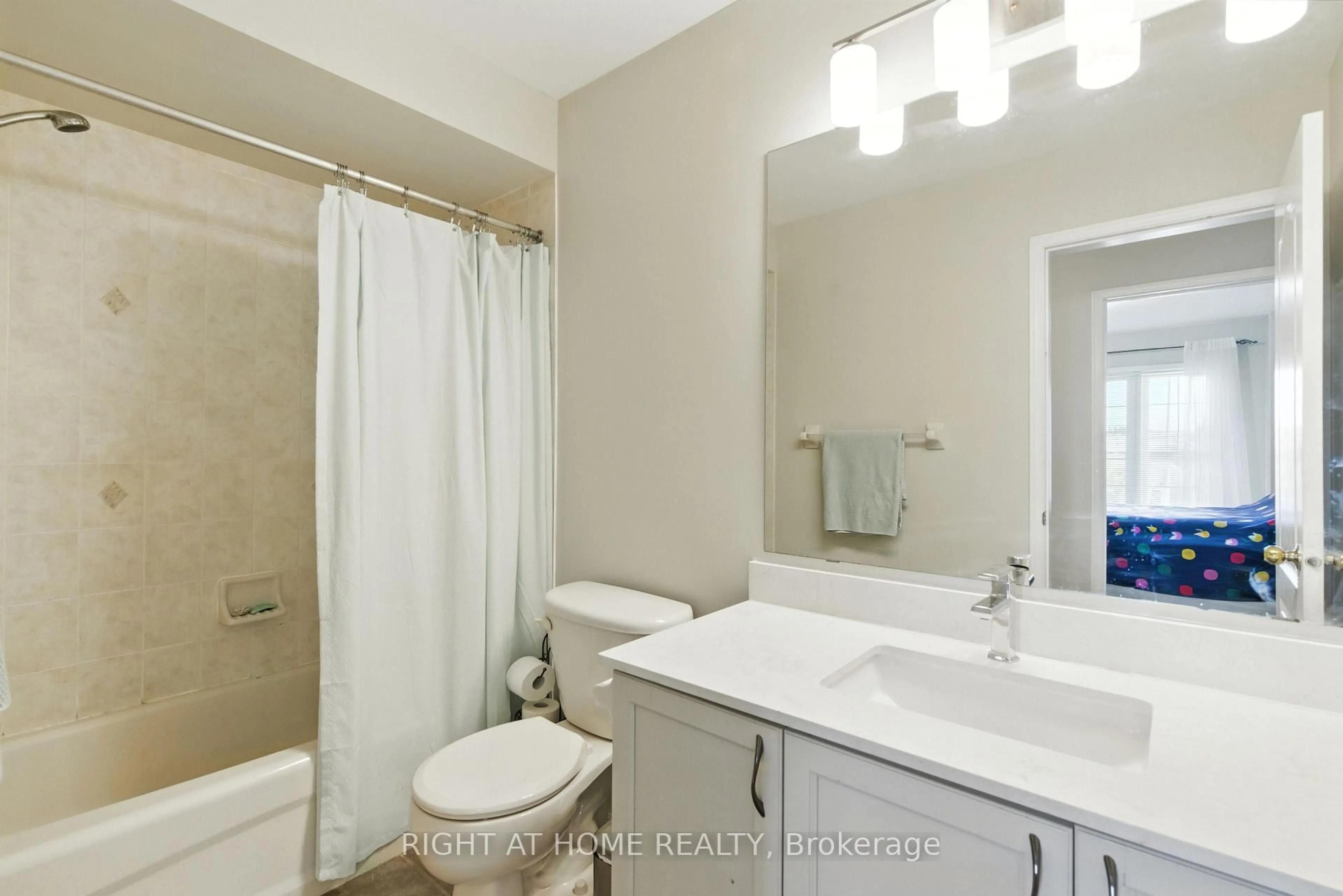 Standard bathroom, ceramic/tile floor for 1233 Lamont Cres, Milton Ontario L9T 6W5