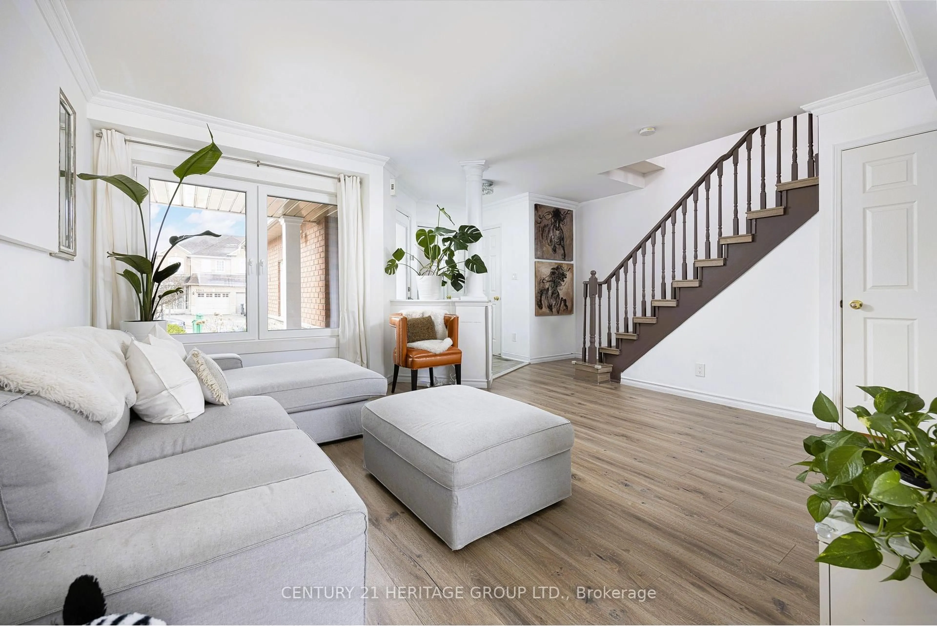 Living room with furniture, unknown for 3241 Apricot St, Mississauga Ontario L5N 8A8