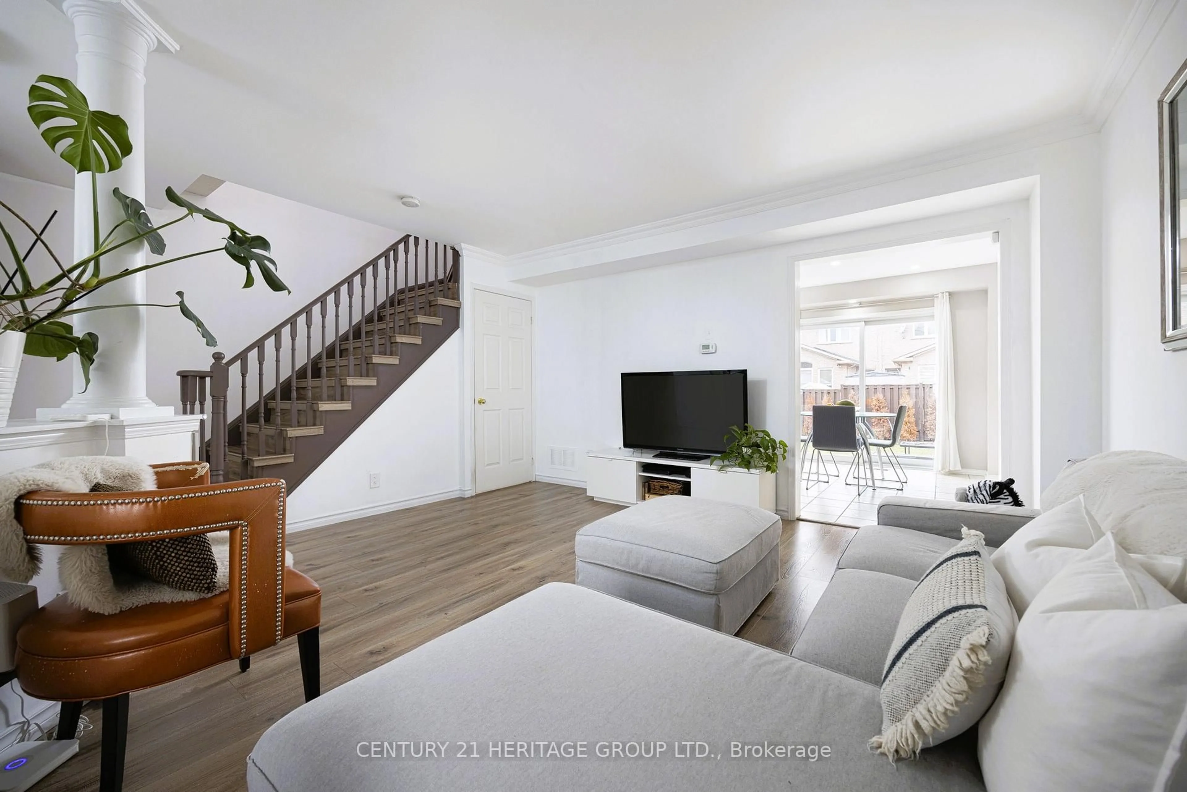 Living room with furniture, unknown for 3241 Apricot St, Mississauga Ontario L5N 8A8