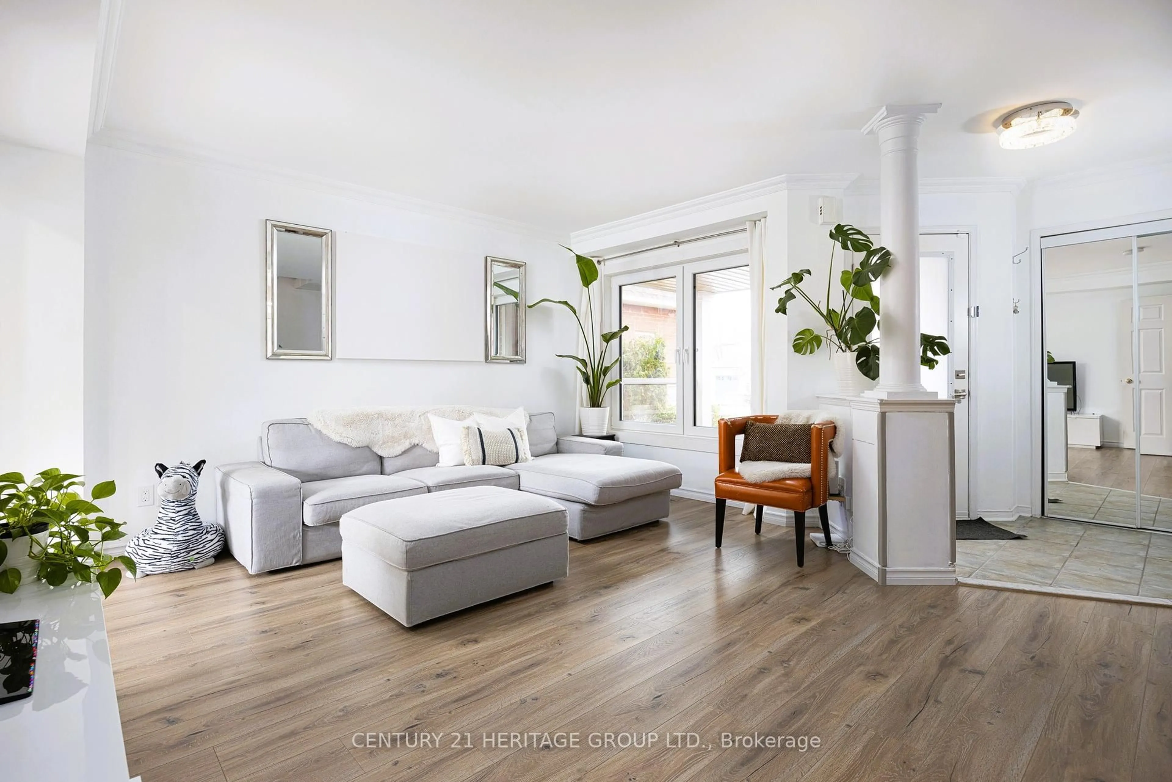 Living room with furniture, unknown for 3241 Apricot St, Mississauga Ontario L5N 8A8