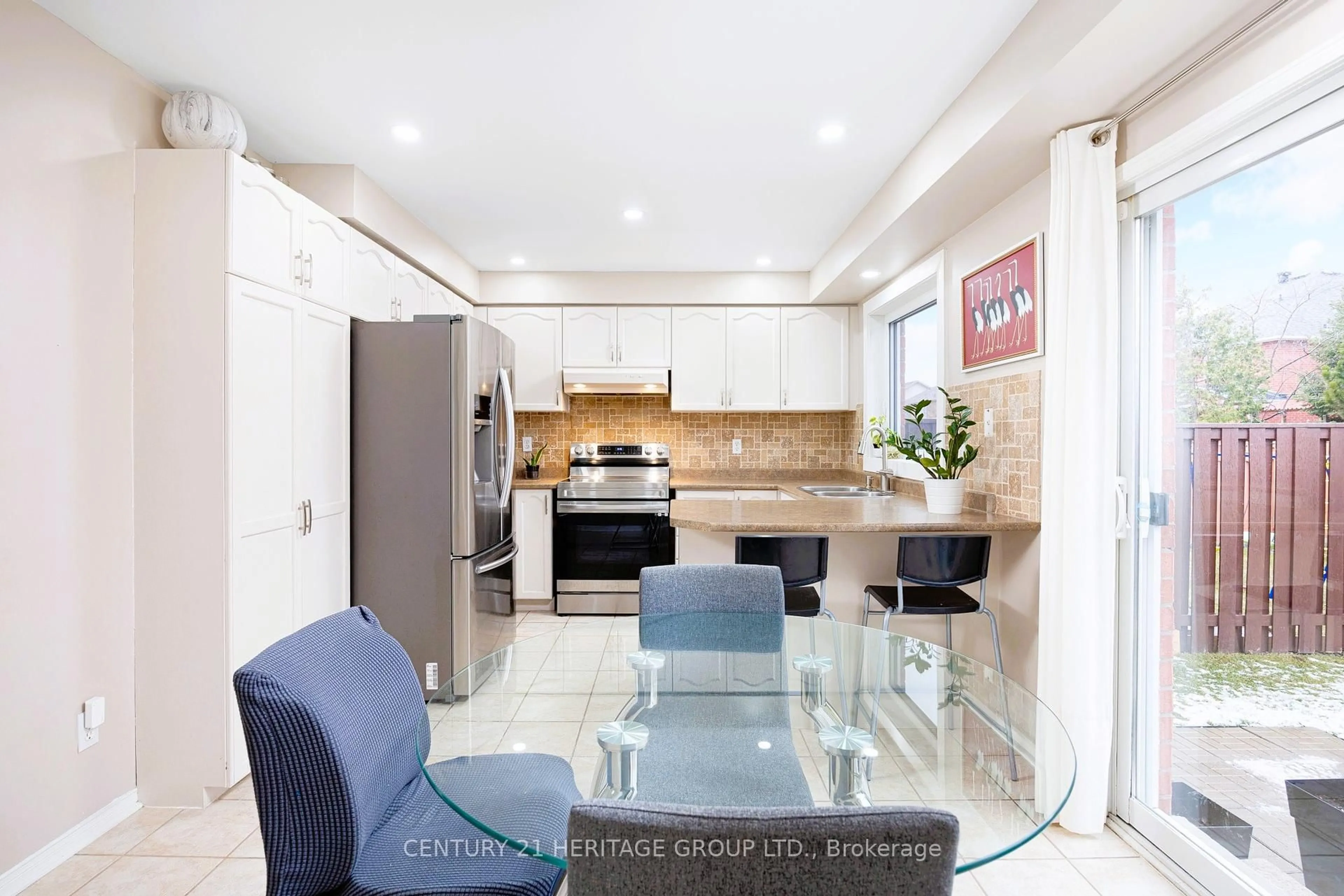 Open concept kitchen, ceramic/tile floor for 3241 Apricot St, Mississauga Ontario L5N 8A8