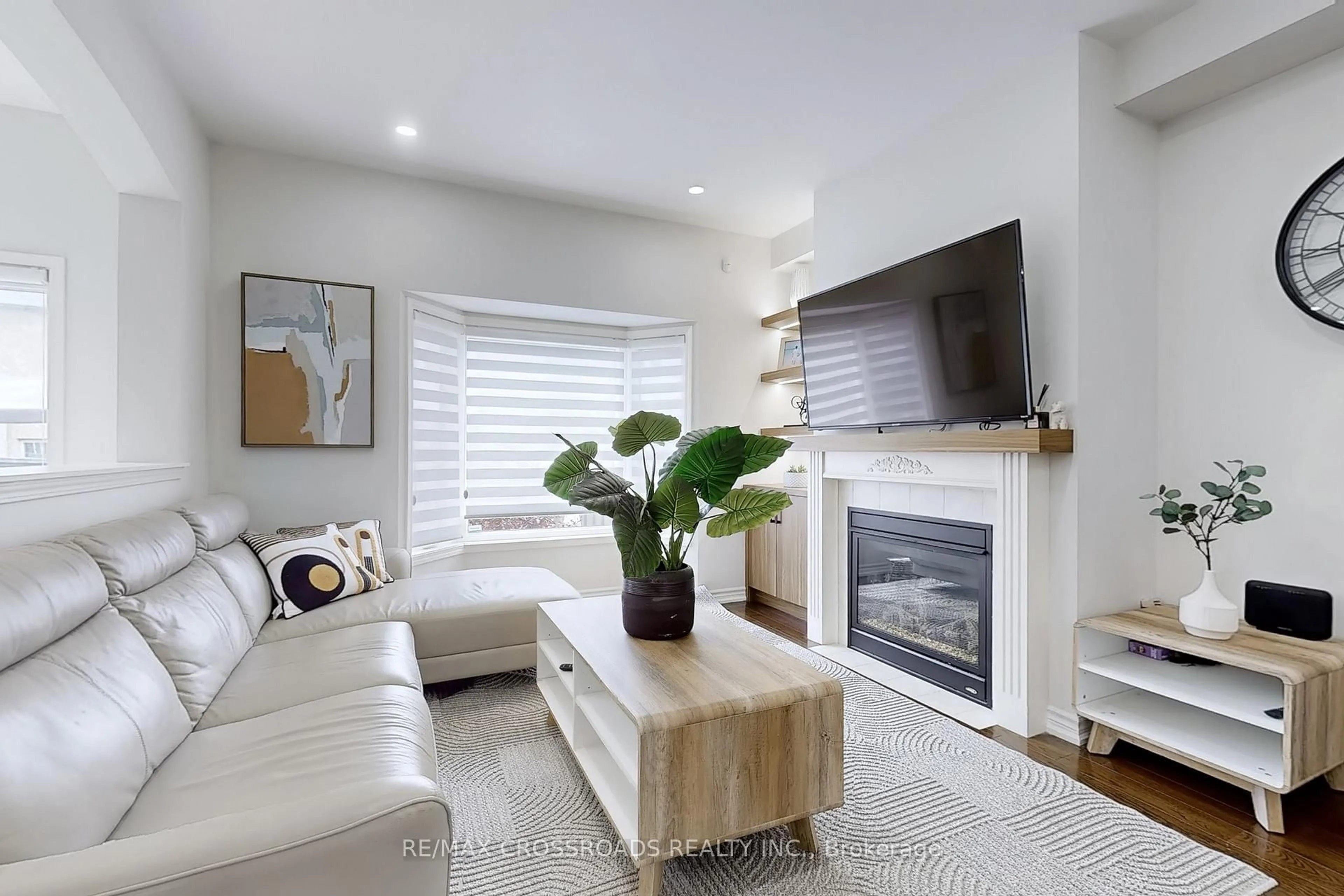 Living room with furniture, unknown for 4262 Vivaldi Rd, Burlington Ontario L7M 0N4