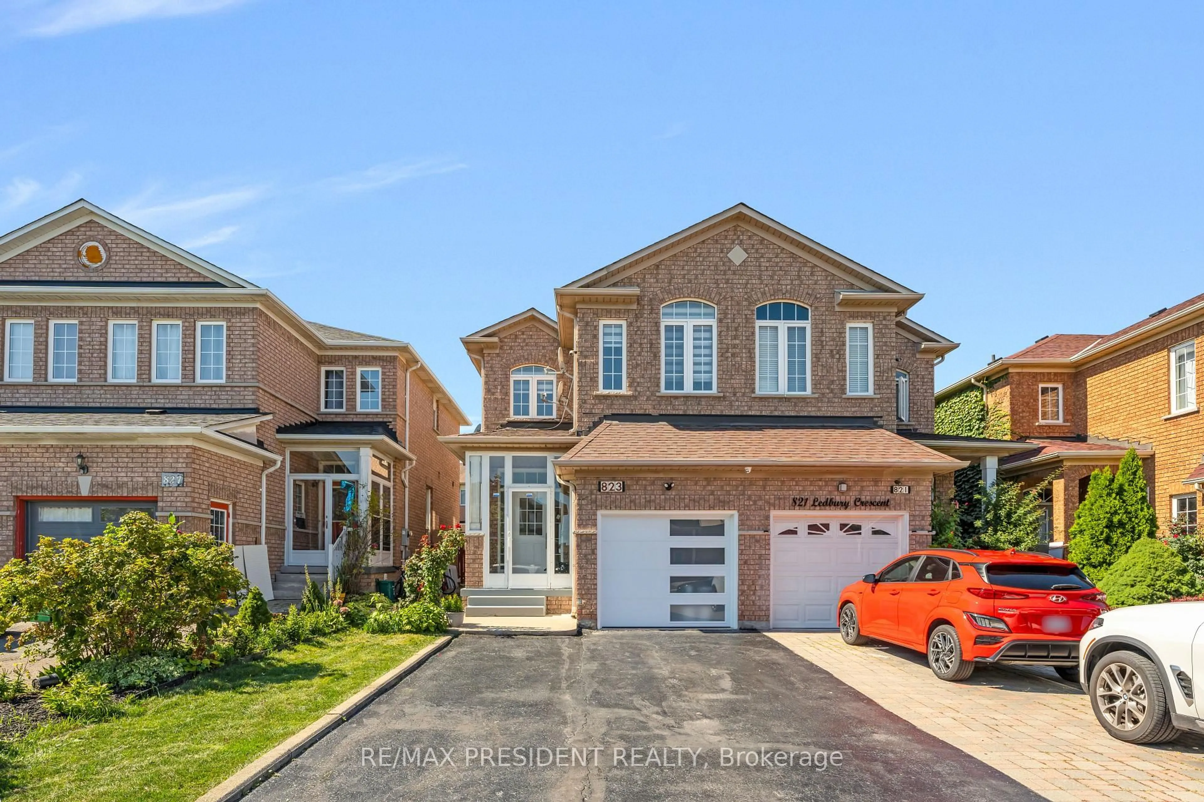 Home with brick exterior material, street for 823 Ledbury Cres, Mississauga Ontario L5V 2P9