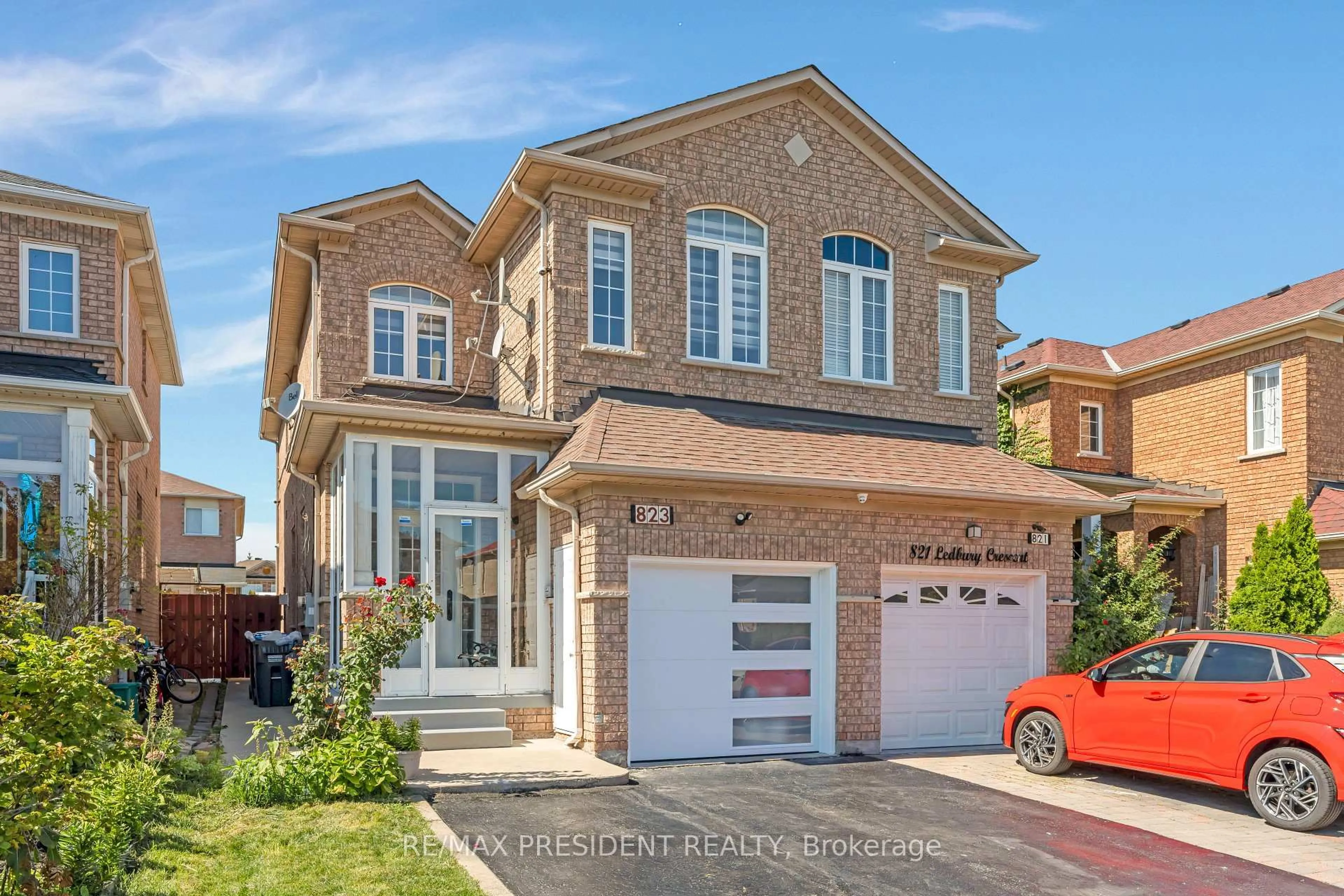 Home with brick exterior material, street for 823 Ledbury Cres, Mississauga Ontario L5V 2P9