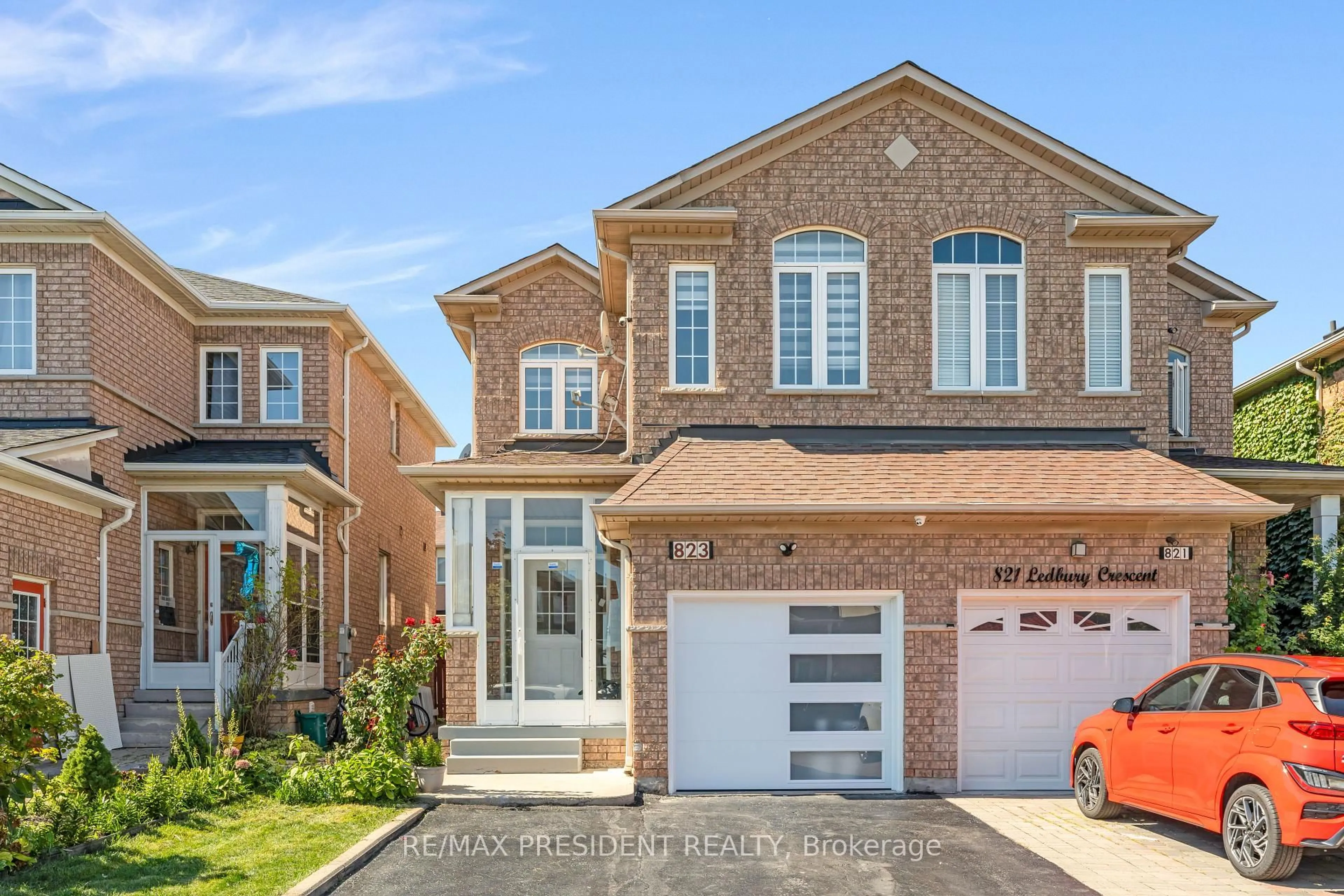 Home with brick exterior material, street for 823 Ledbury Cres, Mississauga Ontario L5V 2P9