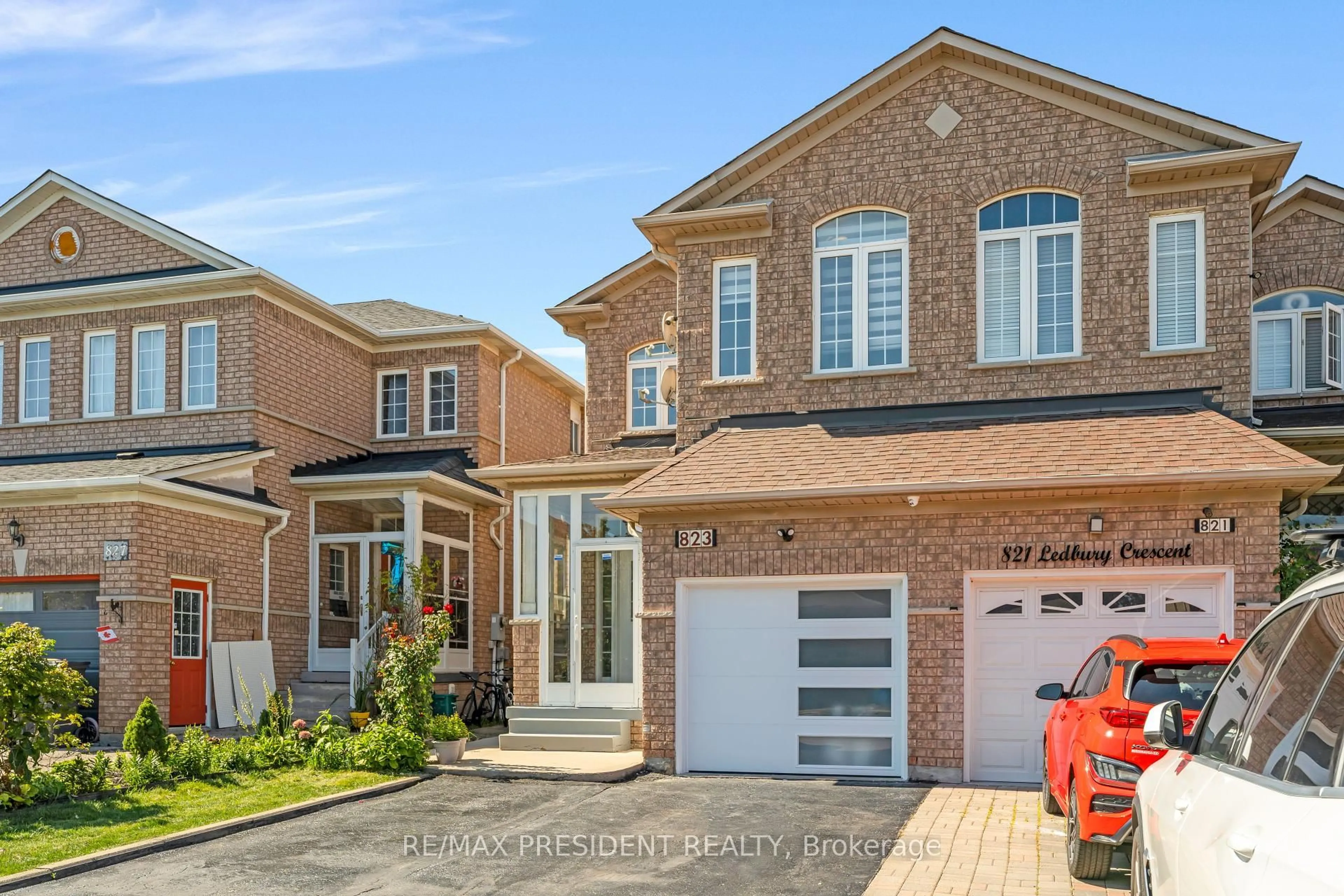 Home with brick exterior material, street for 823 Ledbury Cres, Mississauga Ontario L5V 2P9