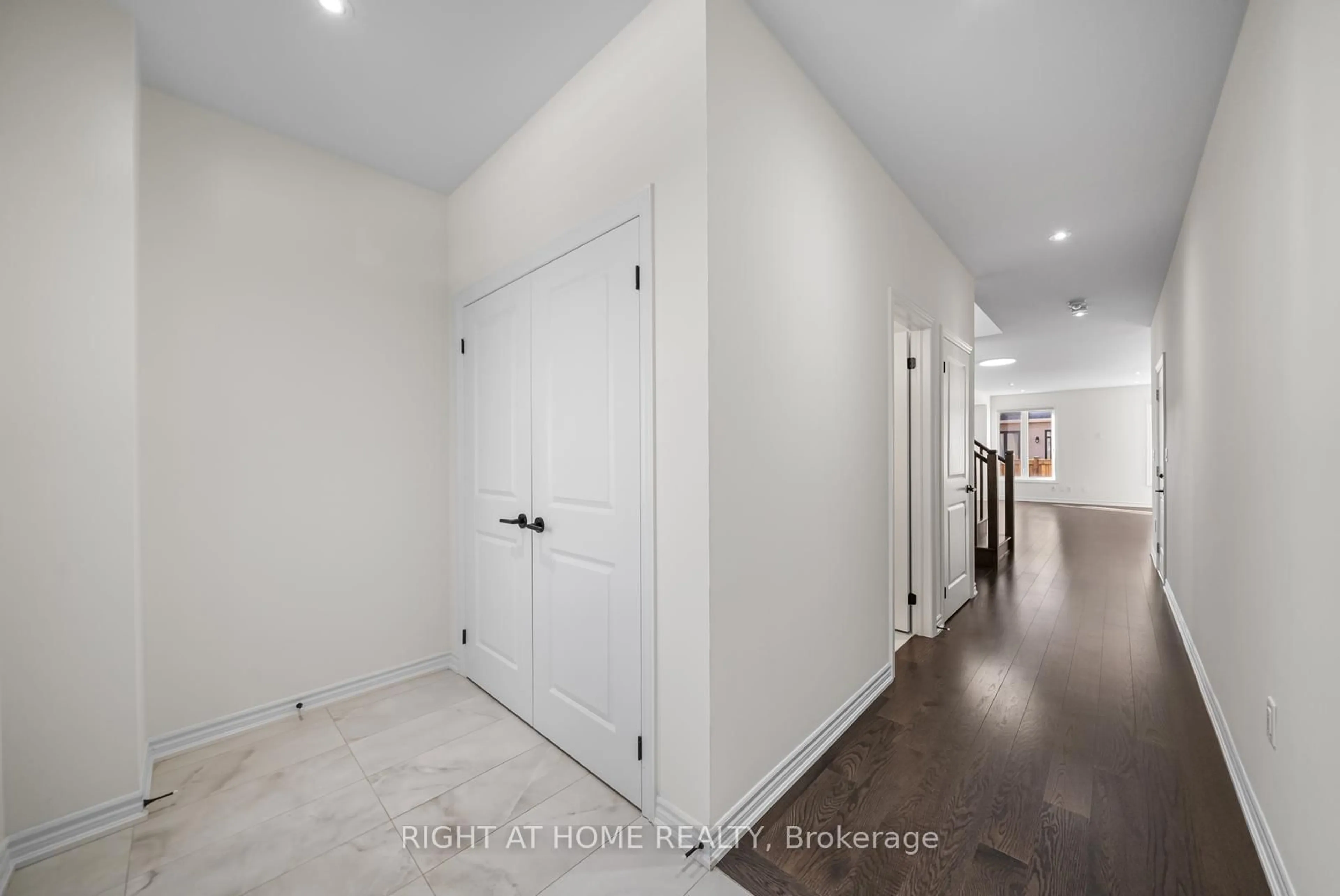 Indoor entryway for 471 Bergamot Ave, Milton Ontario L9E 1T9