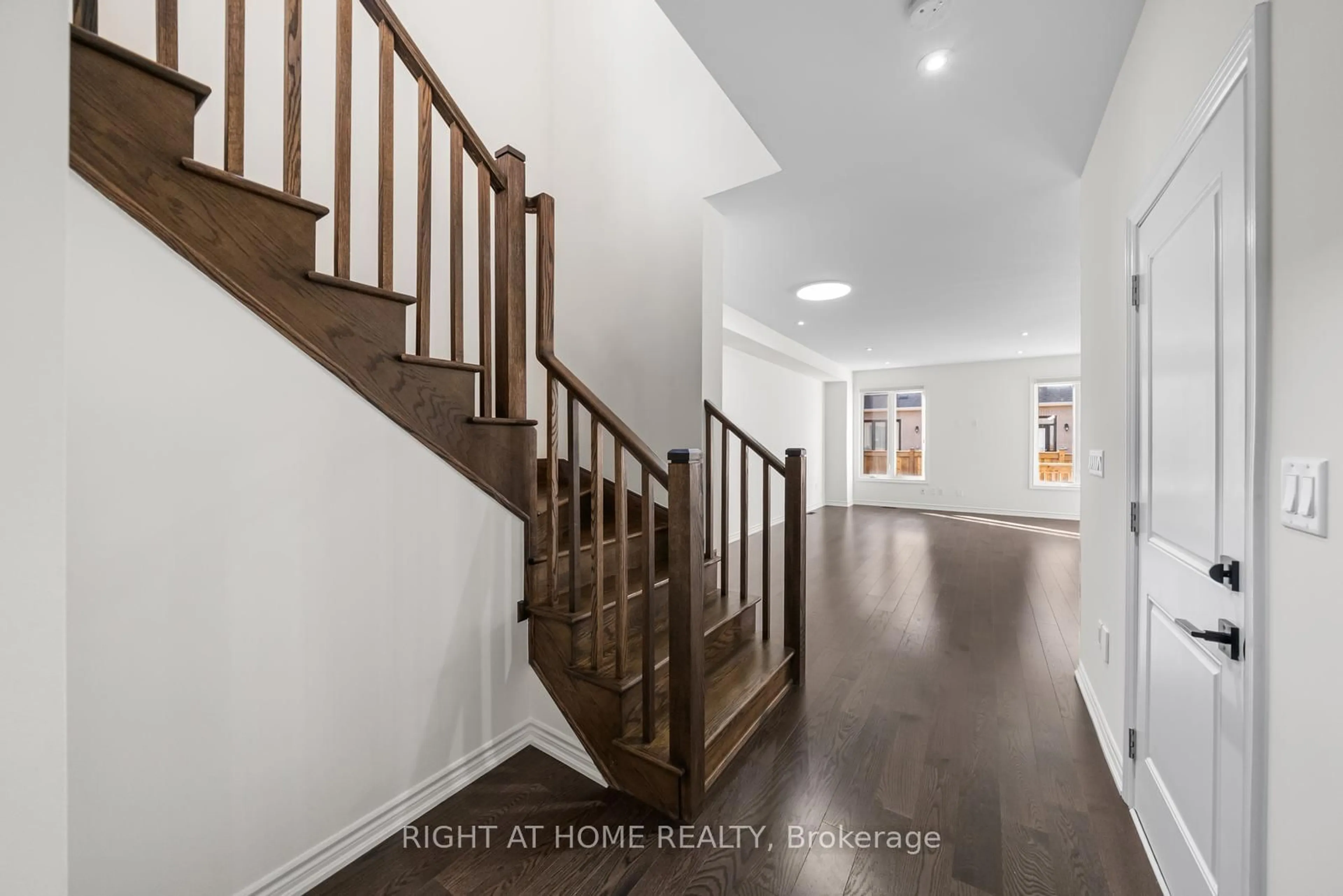 Indoor entryway for 471 Bergamot Ave, Milton Ontario L9E 1T9