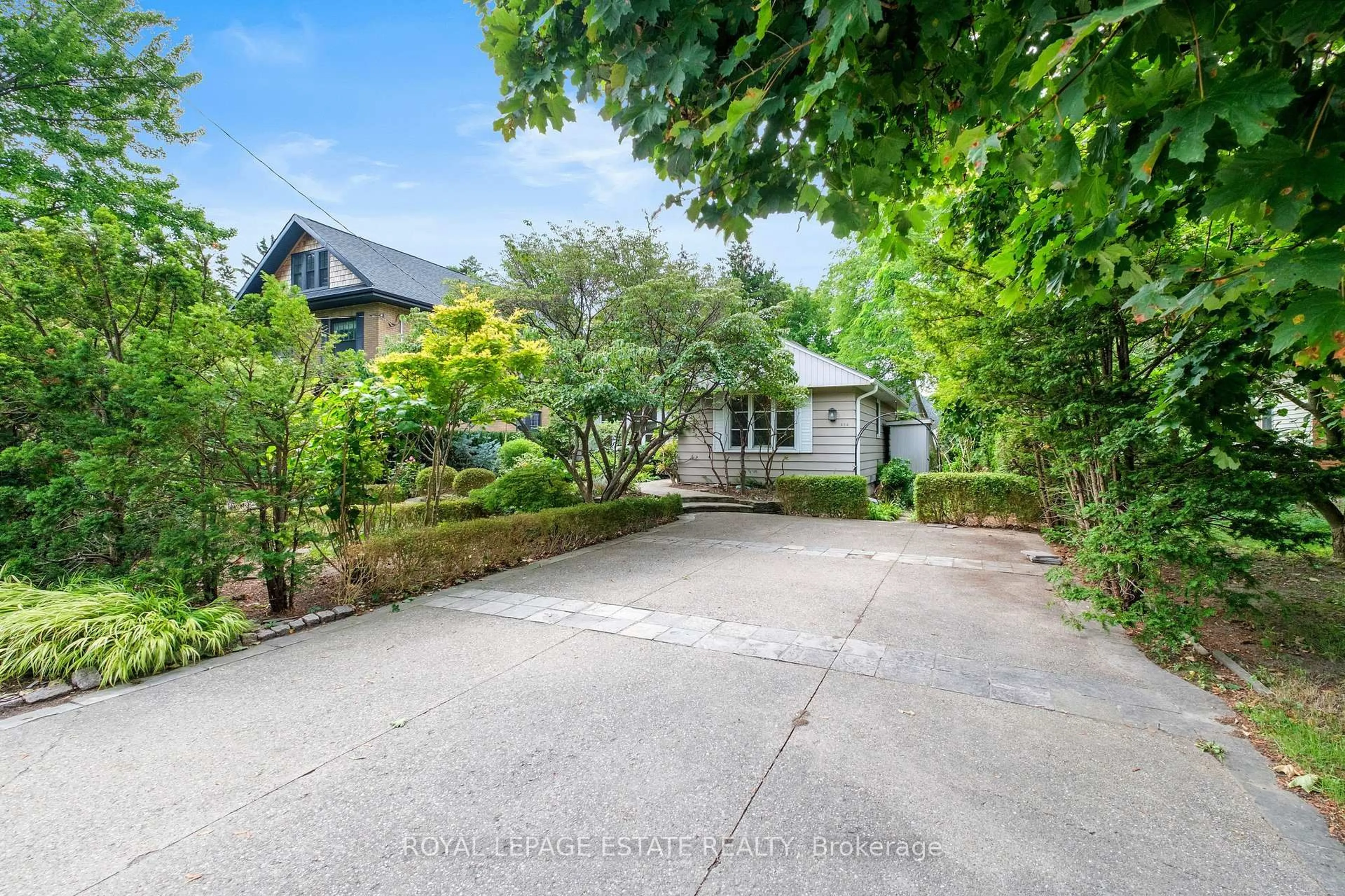 A pic from outside/outdoor area/front of a property/back of a property/a pic from drone, street for 254 Reynolds St, Oakville Ontario L6J 3L4