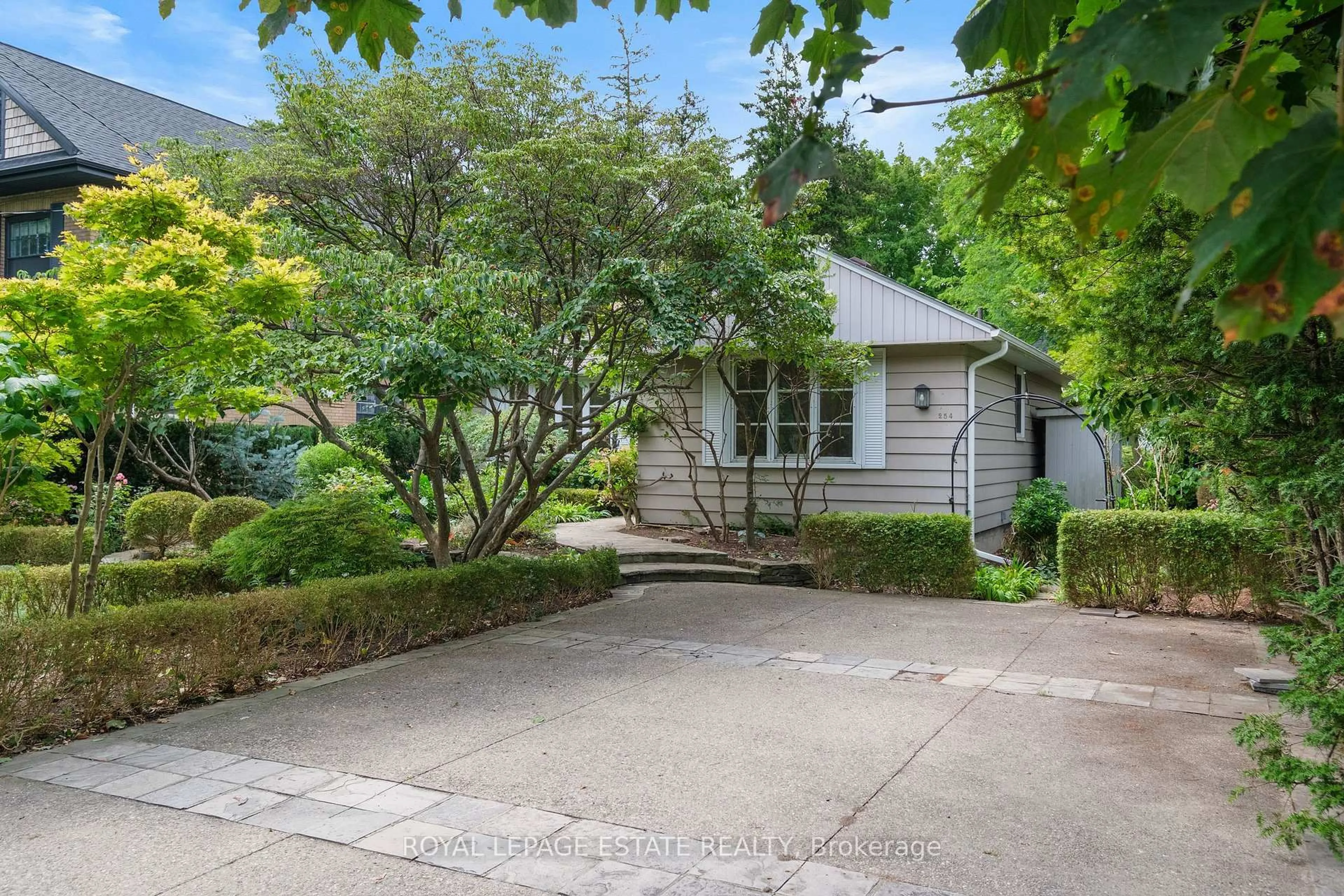 A pic from outside/outdoor area/front of a property/back of a property/a pic from drone, street for 254 Reynolds St, Oakville Ontario L6J 3L4