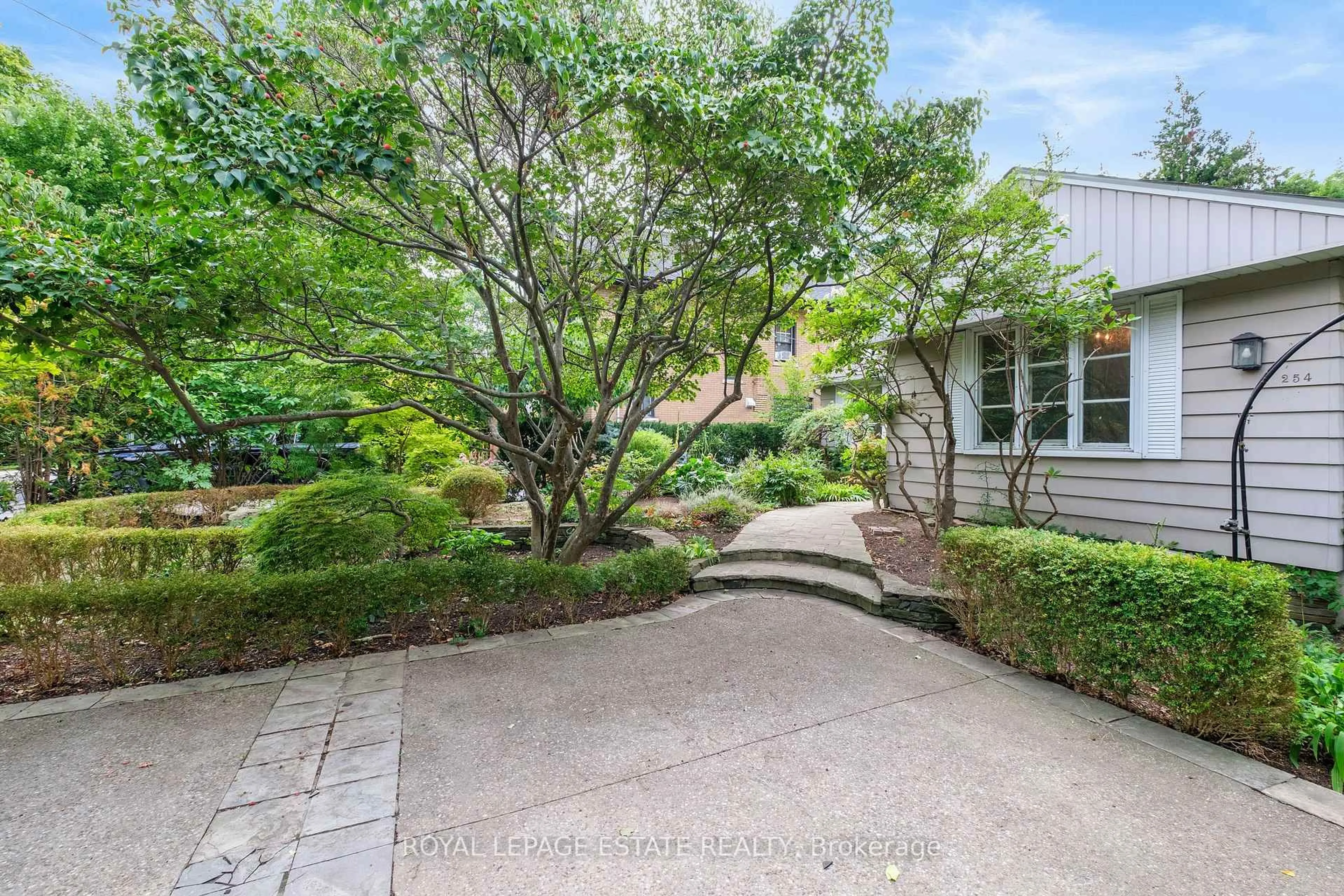 Patio, street for 254 Reynolds St, Oakville Ontario L6J 3L4