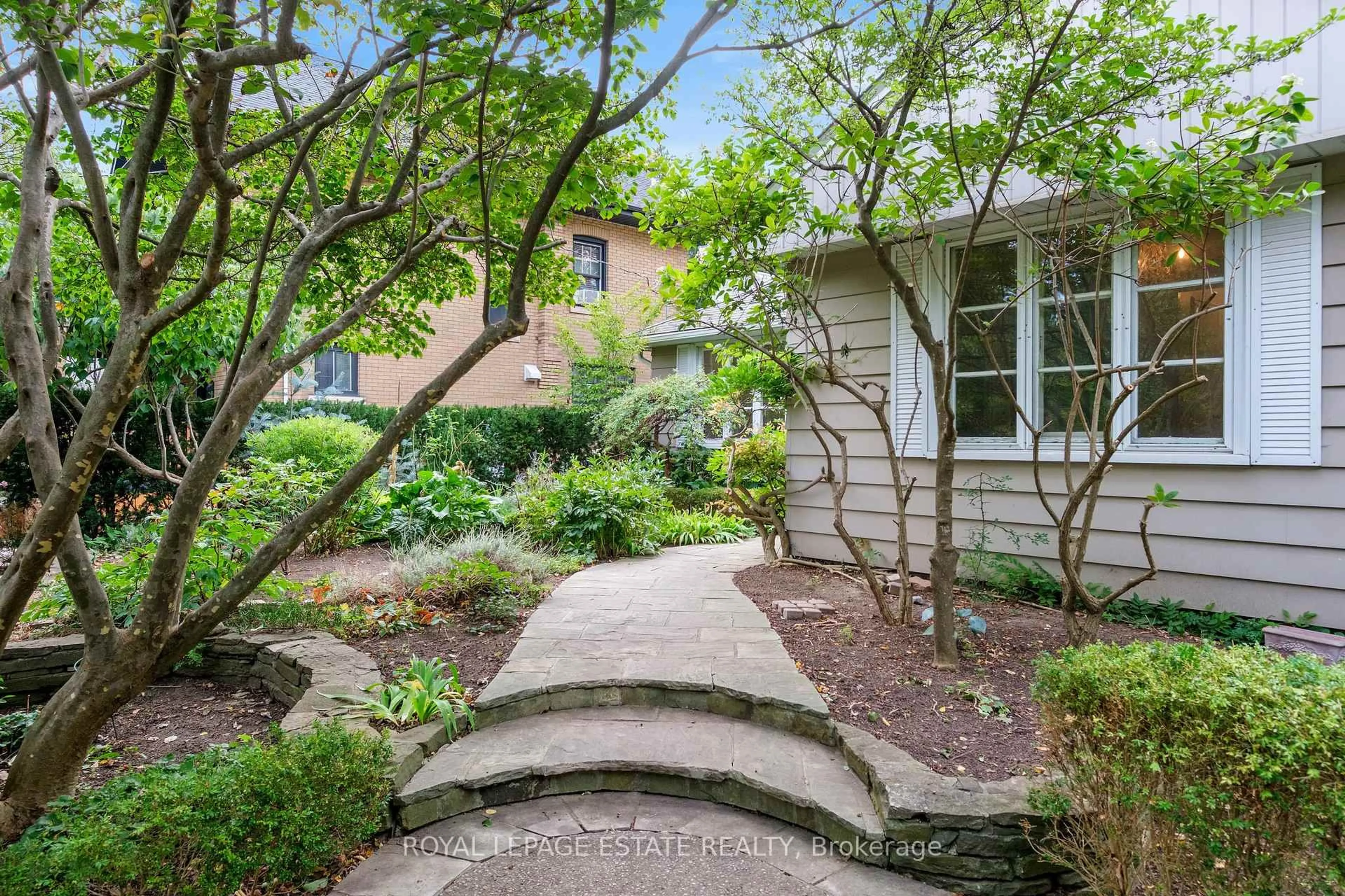 Patio, street for 254 Reynolds St, Oakville Ontario L6J 3L4