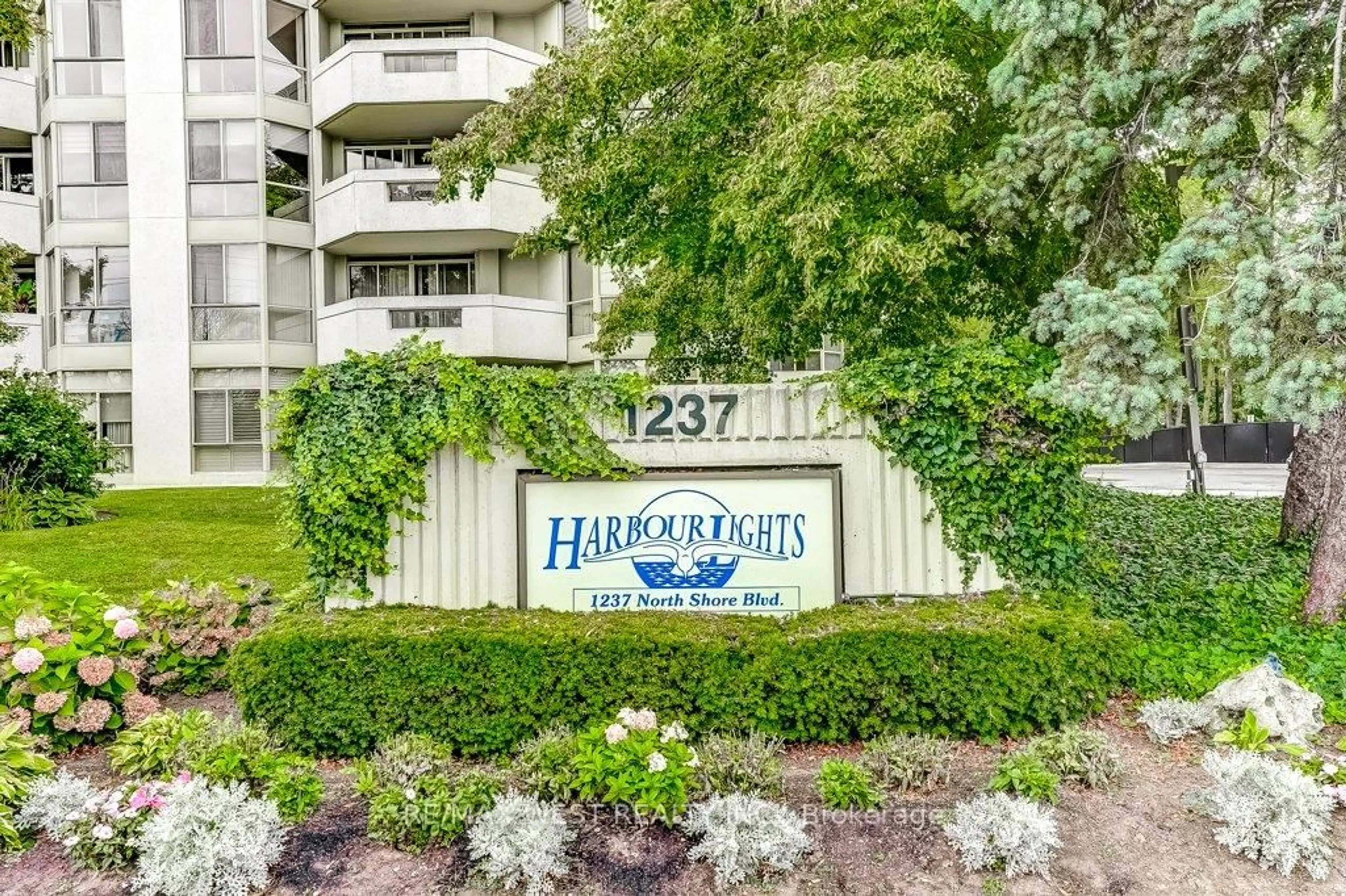 Indoor foyer for 1237 North Shore Blvd #707, Burlington Ontario L7S 2H8