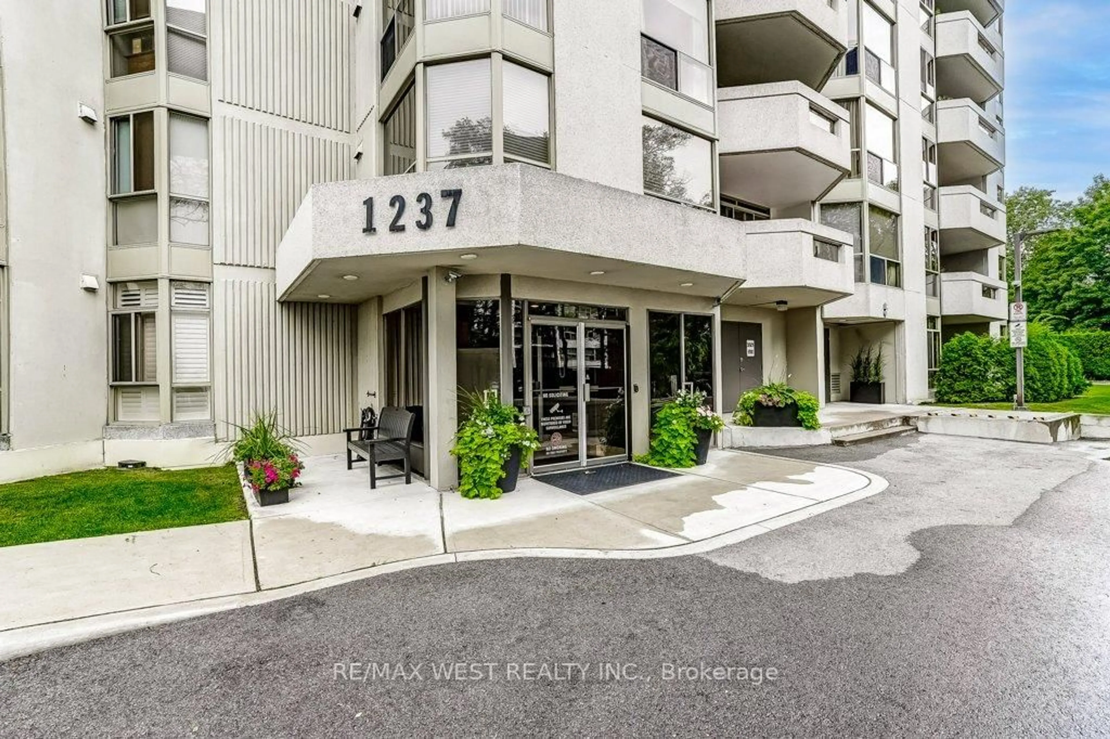 Indoor foyer for 1237 North Shore Blvd #707, Burlington Ontario L7S 2H8