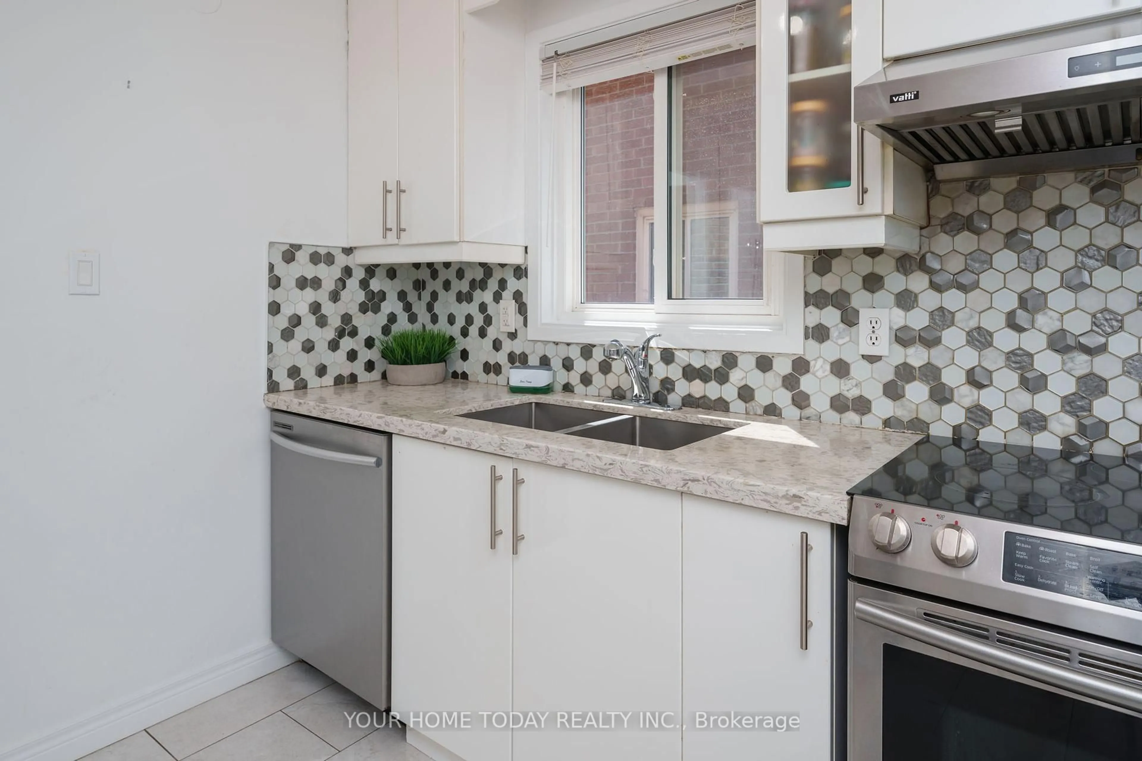Standard kitchen, ceramic/tile floor for 18 Alabaster Dr, Brampton Ontario L6V 4E4