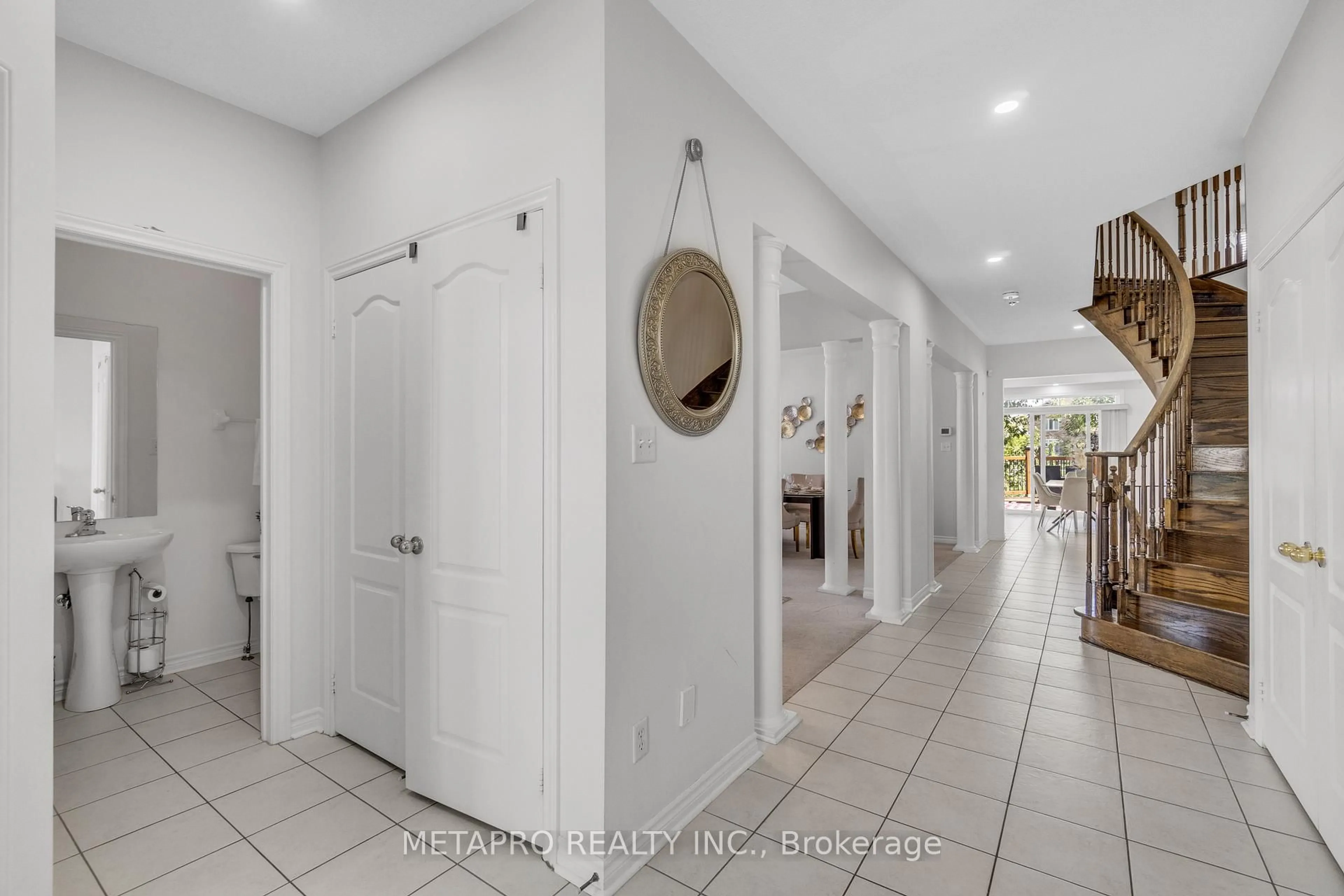 Indoor entryway for 20 Templeton Crt, Brampton Ontario L6P 3B2