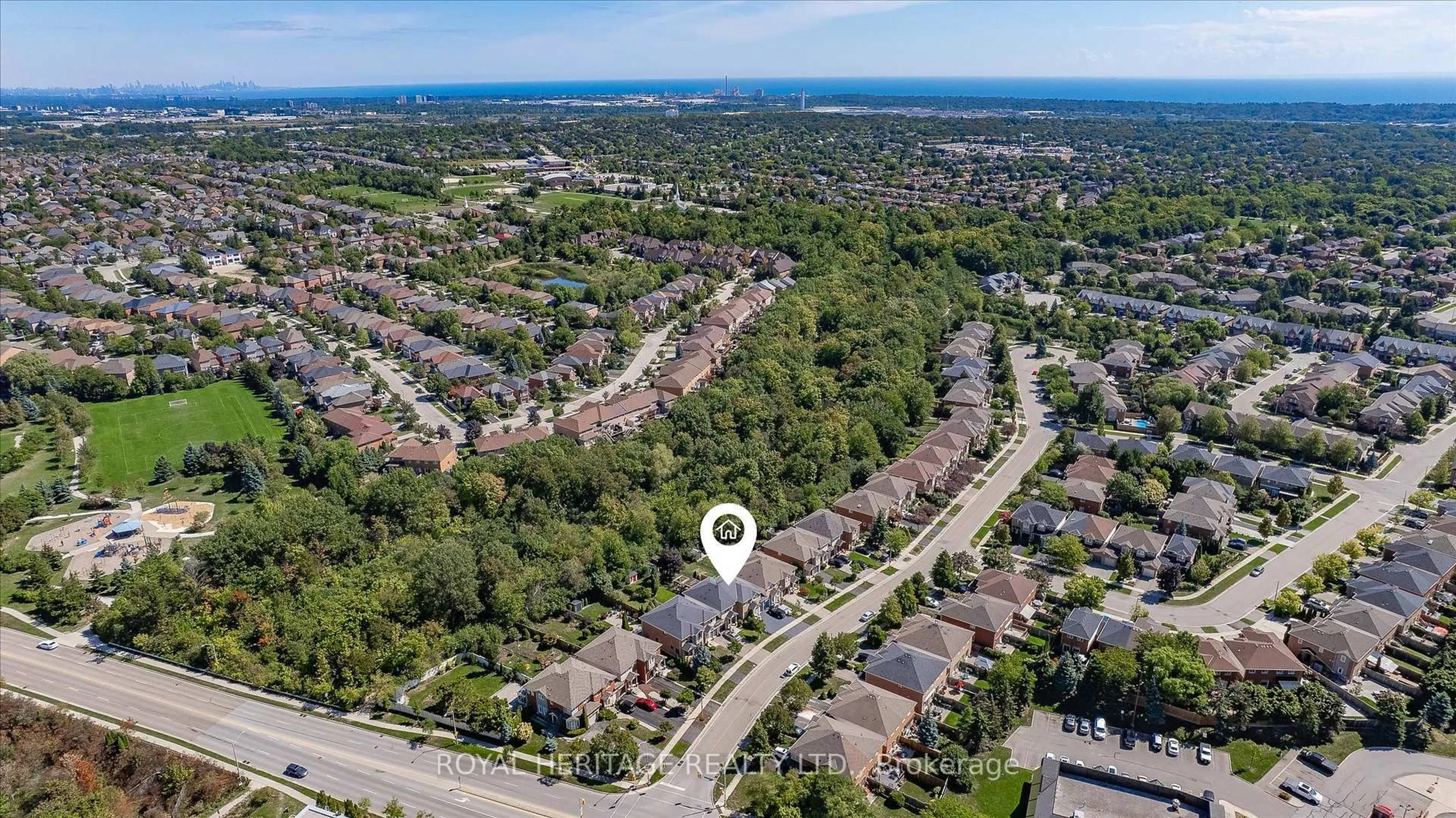 A pic from outside/outdoor area/front of a property/back of a property/a pic from drone, street for 2381 Dalebrook Dr, Oakville Ontario L6H 6K4