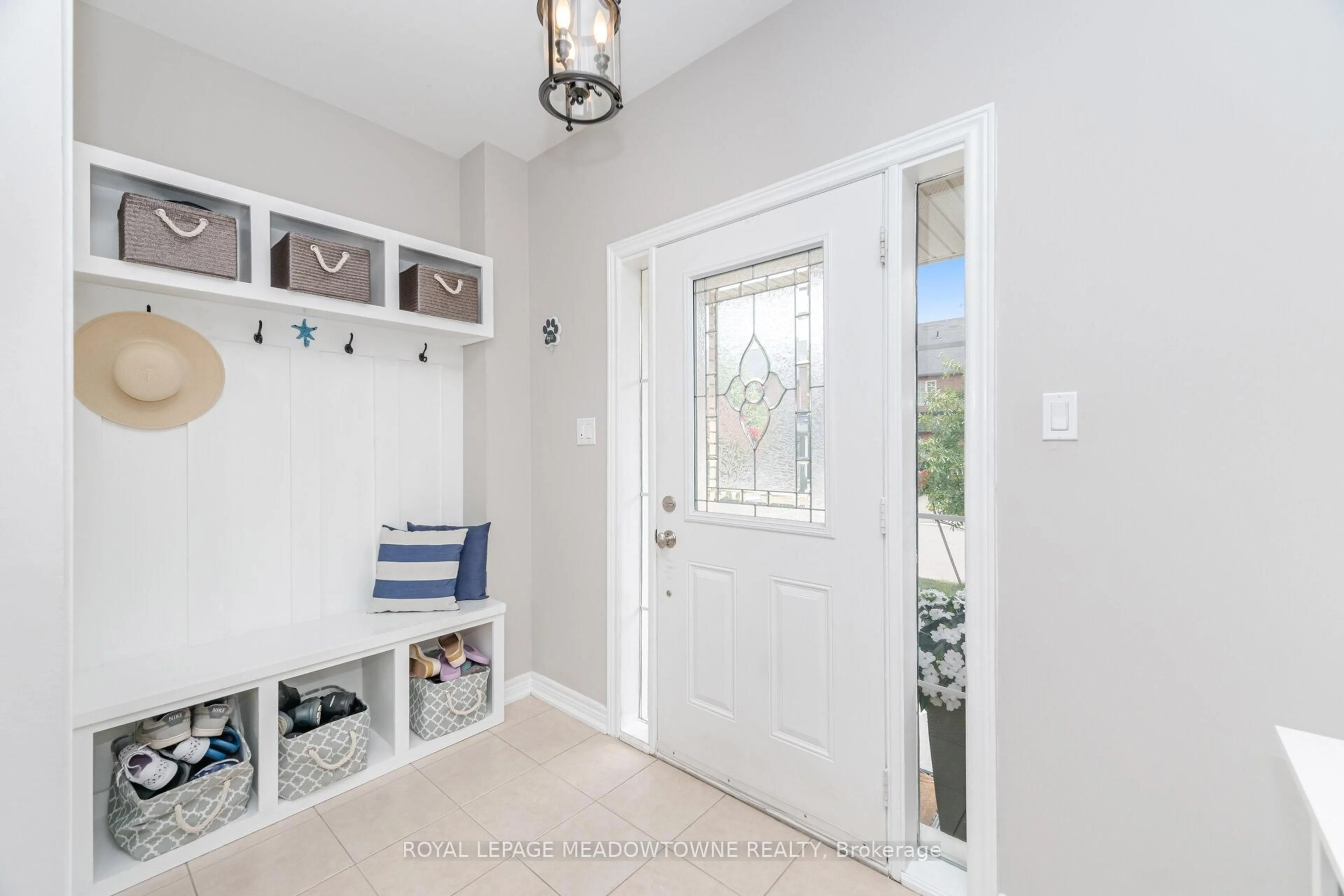 Indoor entryway for 345 Bussel Cres, Milton Ontario L9T 0W5