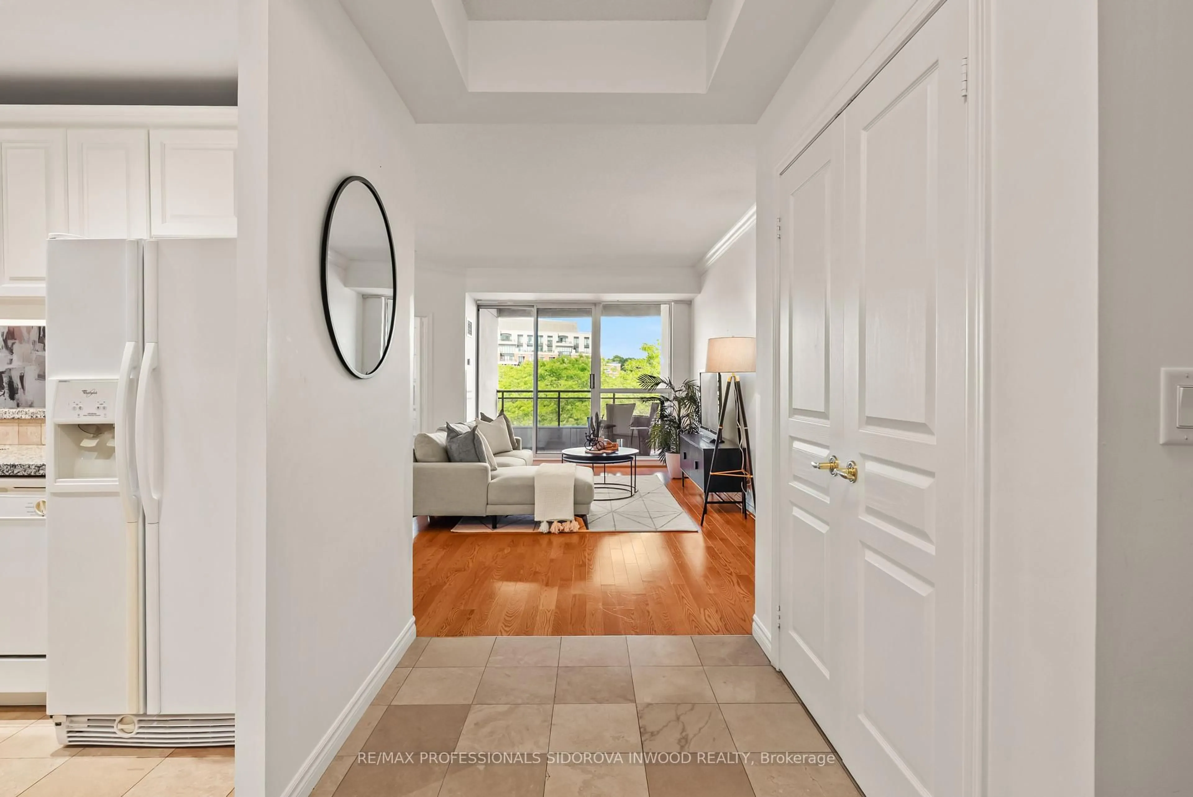 Indoor entryway for 2662 Bloor St #507, Toronto Ontario M8X 2Z7