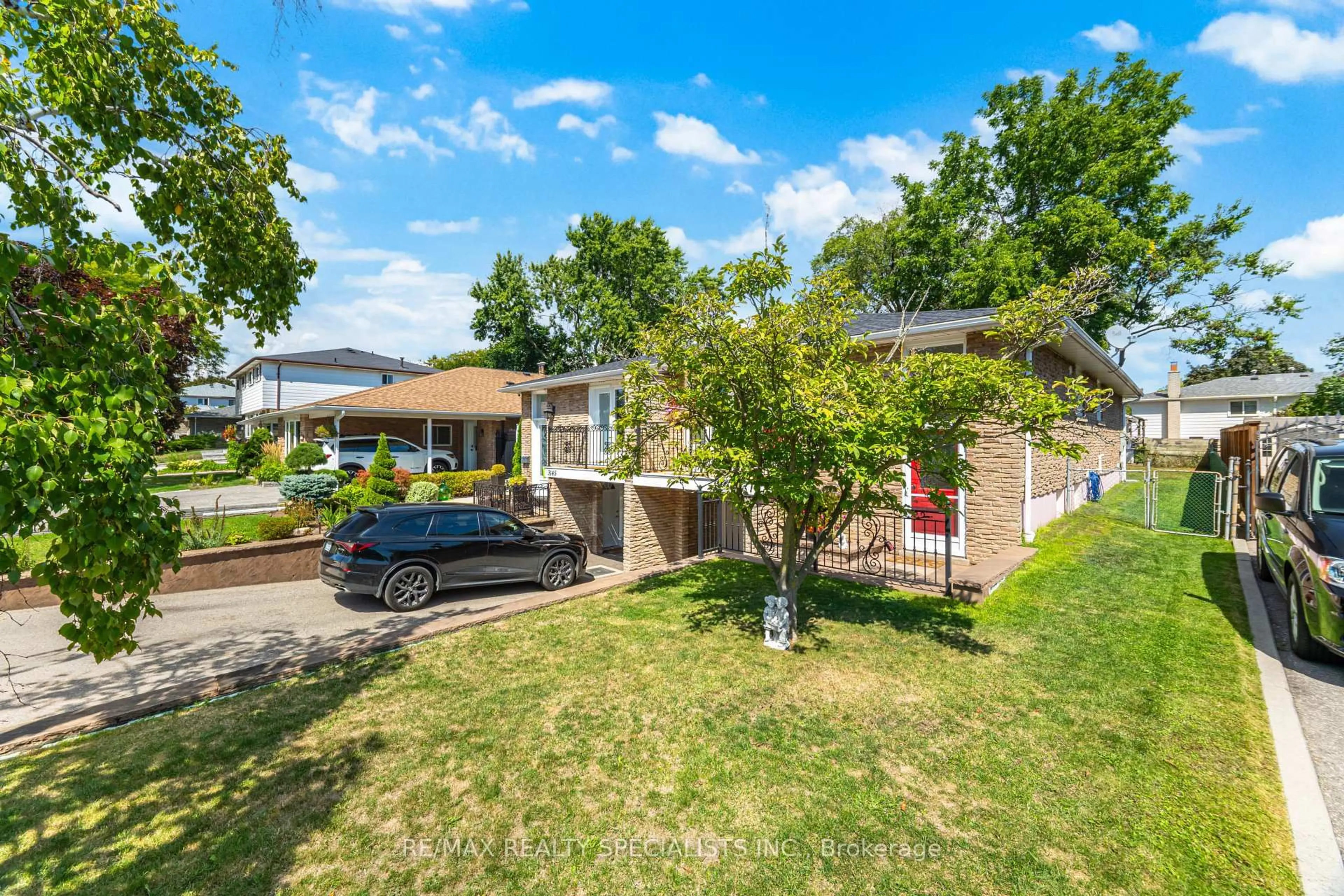 A pic from outside/outdoor area/front of a property/back of a property/a pic from drone, street for 3143 Rymal Rd, Mississauga Ontario L4Y 3B4