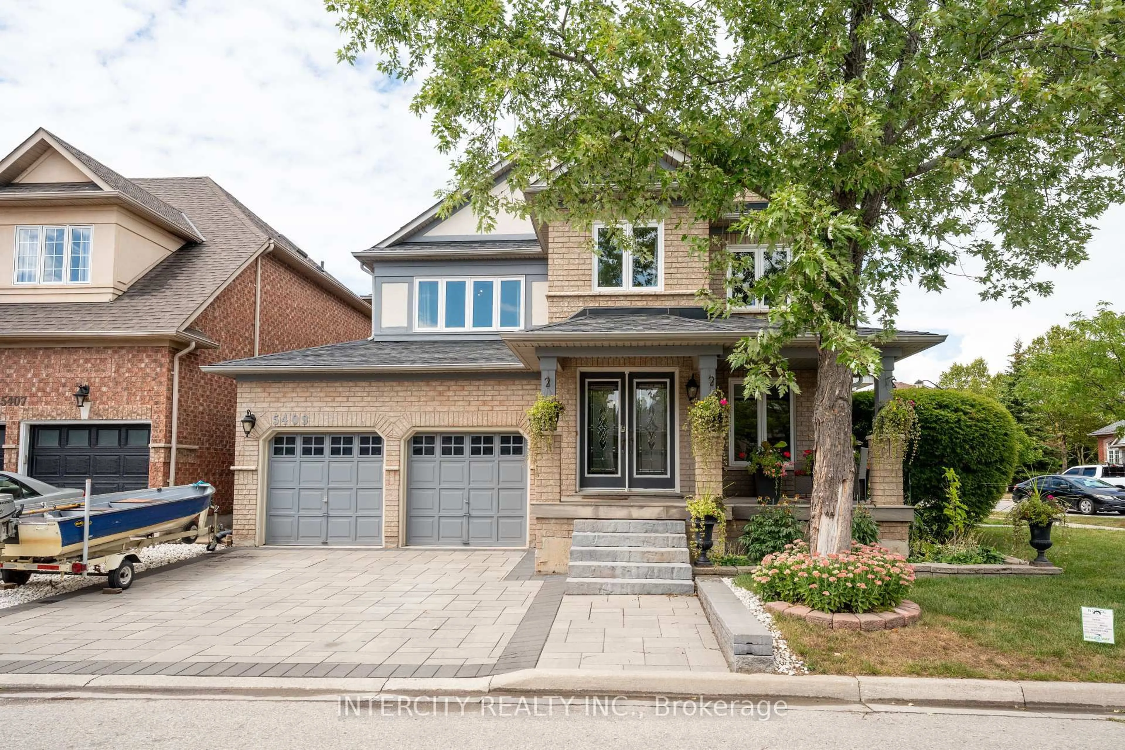 Home with brick exterior material, street for 5409 Duchess Crt, Burlington Ontario L7L 6Z4