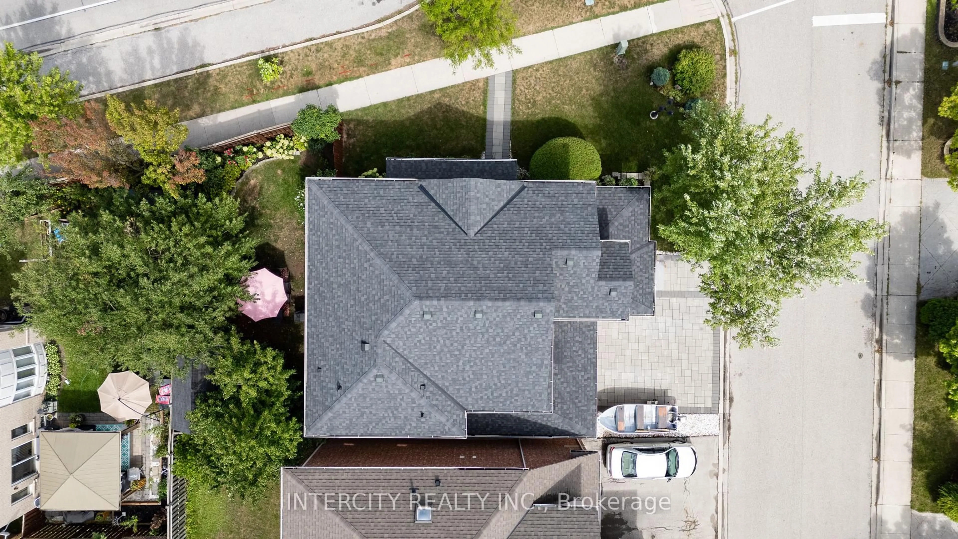 A pic from outside/outdoor area/front of a property/back of a property/a pic from drone, street for 5409 Duchess Crt, Burlington Ontario L7L 6Z4