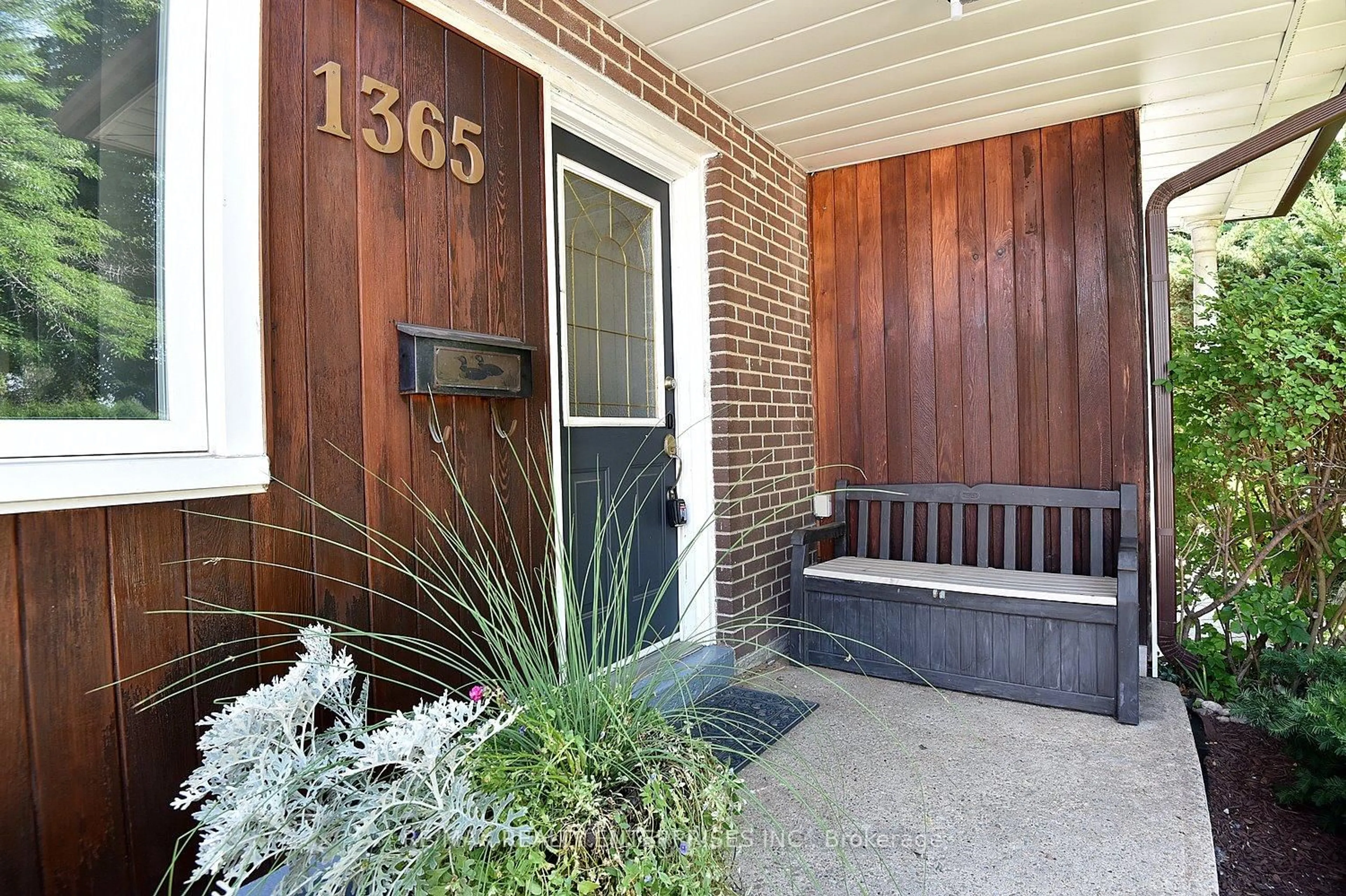 Indoor entryway for 1365 Seaview Dr, Mississauga Ontario L5J 1X4