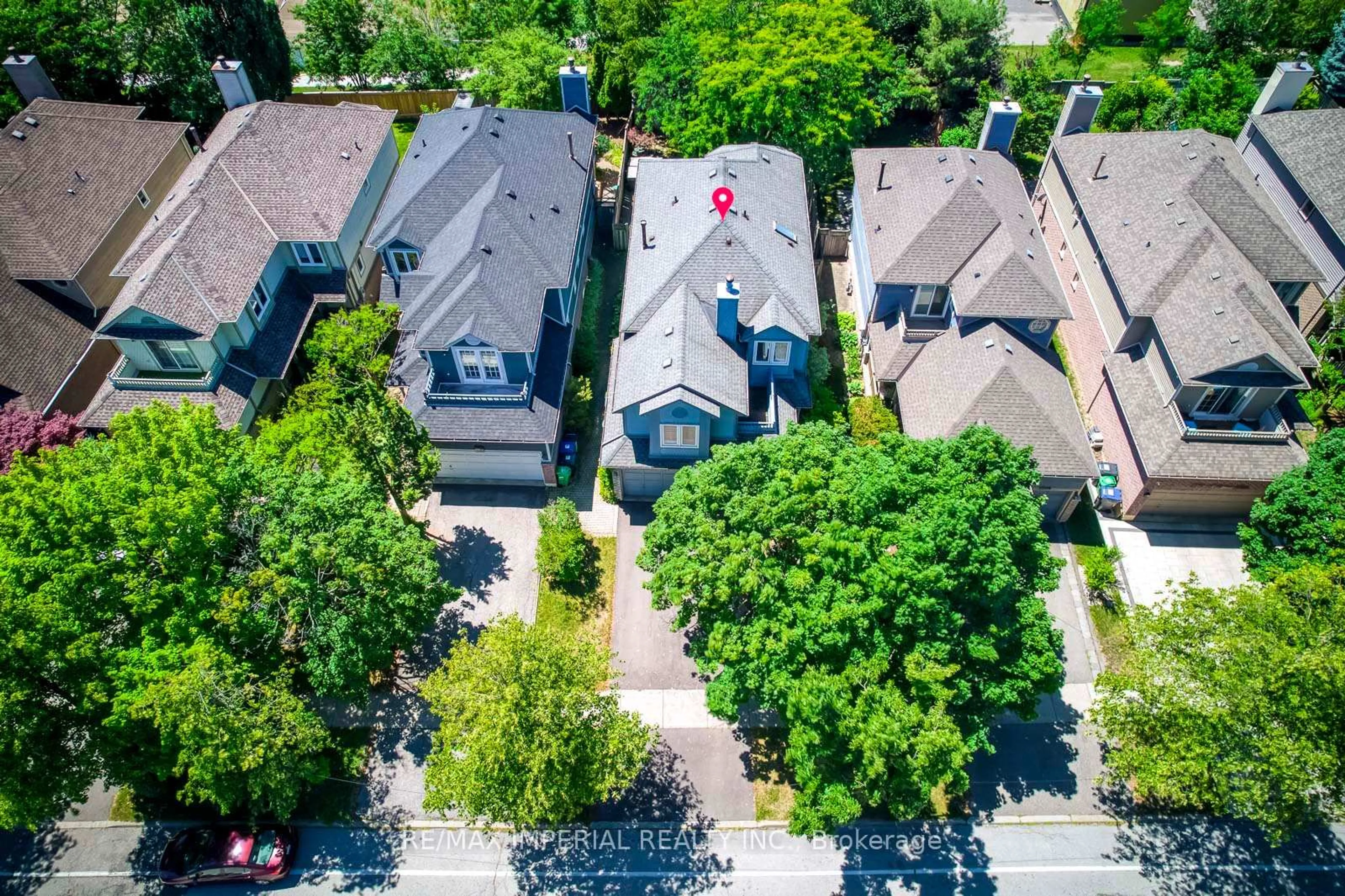 A pic from outside/outdoor area/front of a property/back of a property/a pic from drone, street for 5560 Middlebury Dr, Mississauga Ontario L5M 5G8