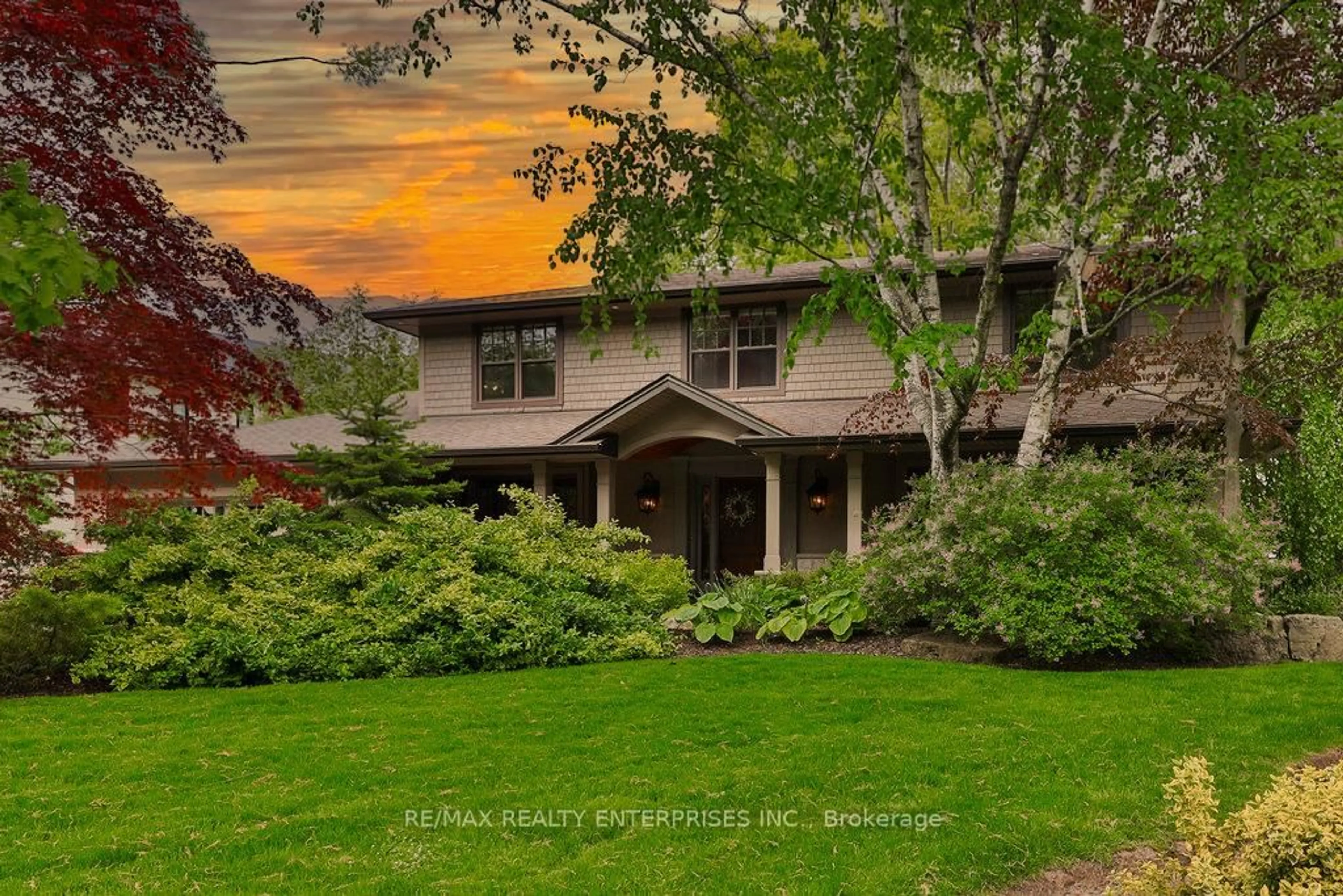 A pic from outside/outdoor area/front of a property/back of a property/a pic from drone, unknown for 1293 Greenoaks Dr, Mississauga Ontario L5J 3A1