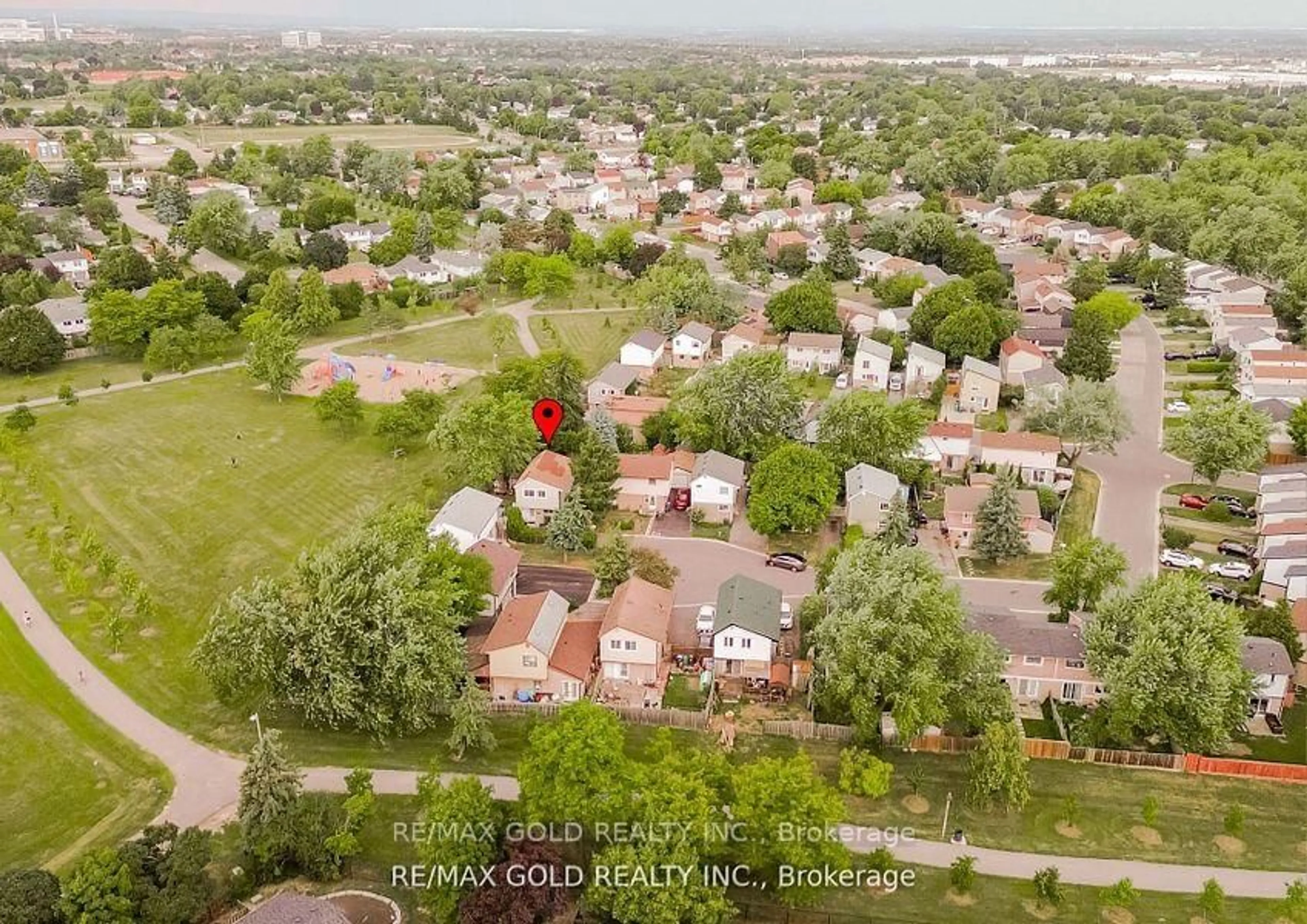 A pic from outside/outdoor area/front of a property/back of a property/a pic from drone, street for 17 Greenhills Sq, Brampton Ontario L6S 2J4